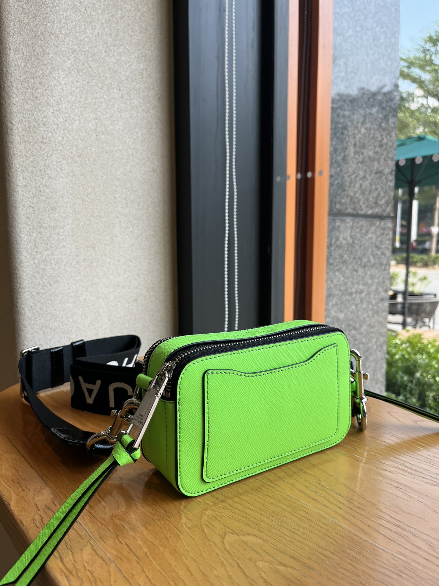 THE MJ相机包  一年四季人手必备一只的相机包 火遍全球的相机包 颜色非常美丽 更显青春活力 深得众