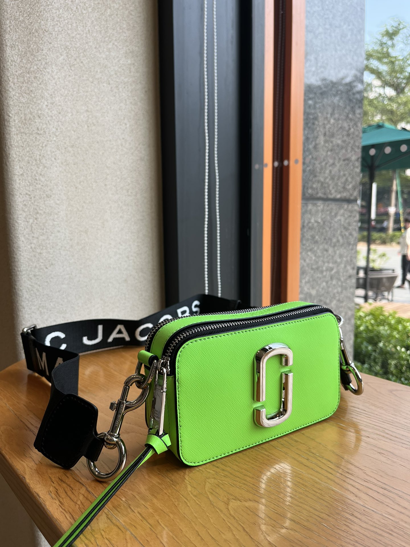 THE MJ相机包  一年四季人手必备一只的相机包 火遍全球的相机包 颜色非常美丽 更显青春活力 深得众