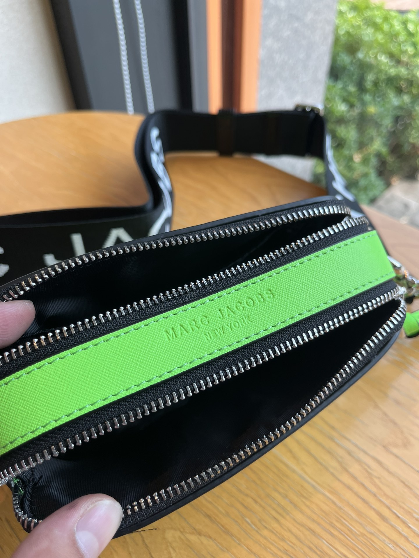 THE MJ相机包  一年四季人手必备一只的相机包 火遍全球的相机包 颜色非常美丽 更显青春活力 深得众