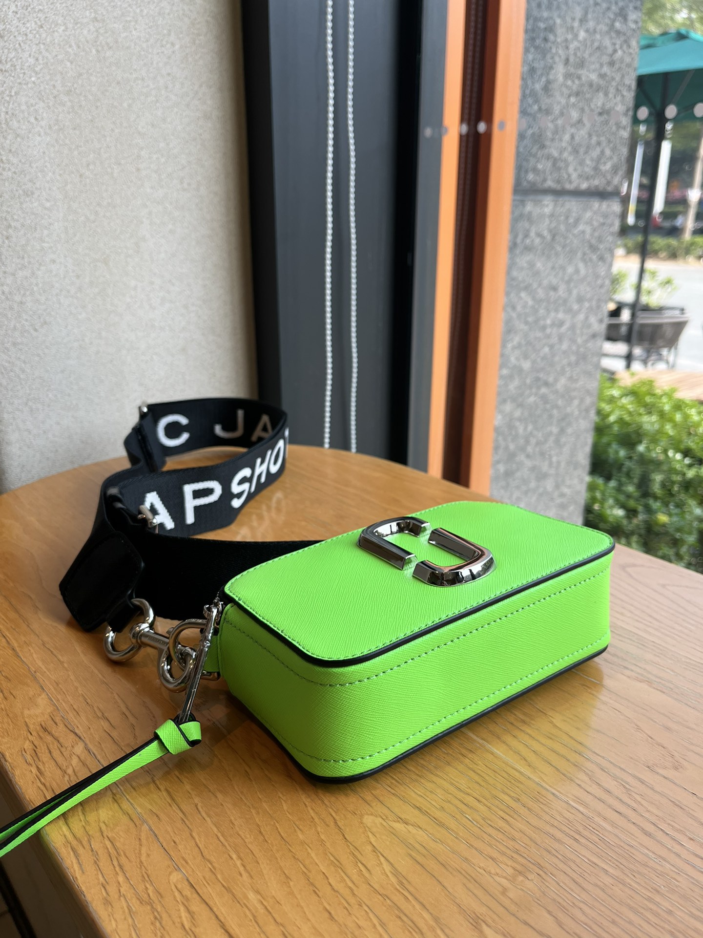 THE MJ相机包  一年四季人手必备一只的相机包 火遍全球的相机包 颜色非常美丽 更显青春活力 深得众