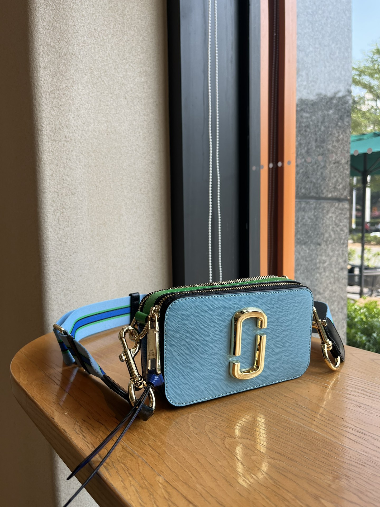 THE MJ相机包  一年四季人手必备一只的相机包 火遍全球的相机包 颜色非常美丽 更显青春活力 深得众