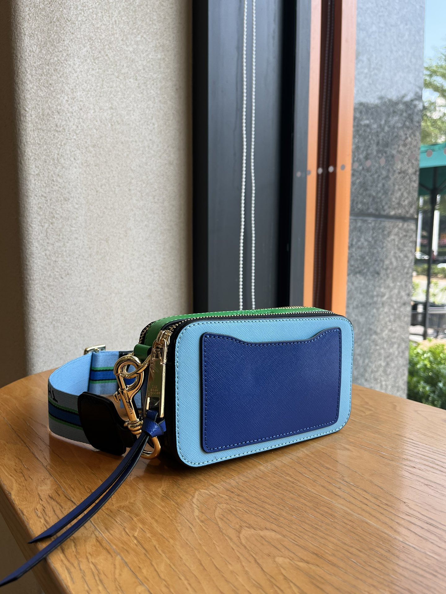 THE MJ相机包  一年四季人手必备一只的相机包 火遍全球的相机包 颜色非常美丽 更显青春活力 深得众