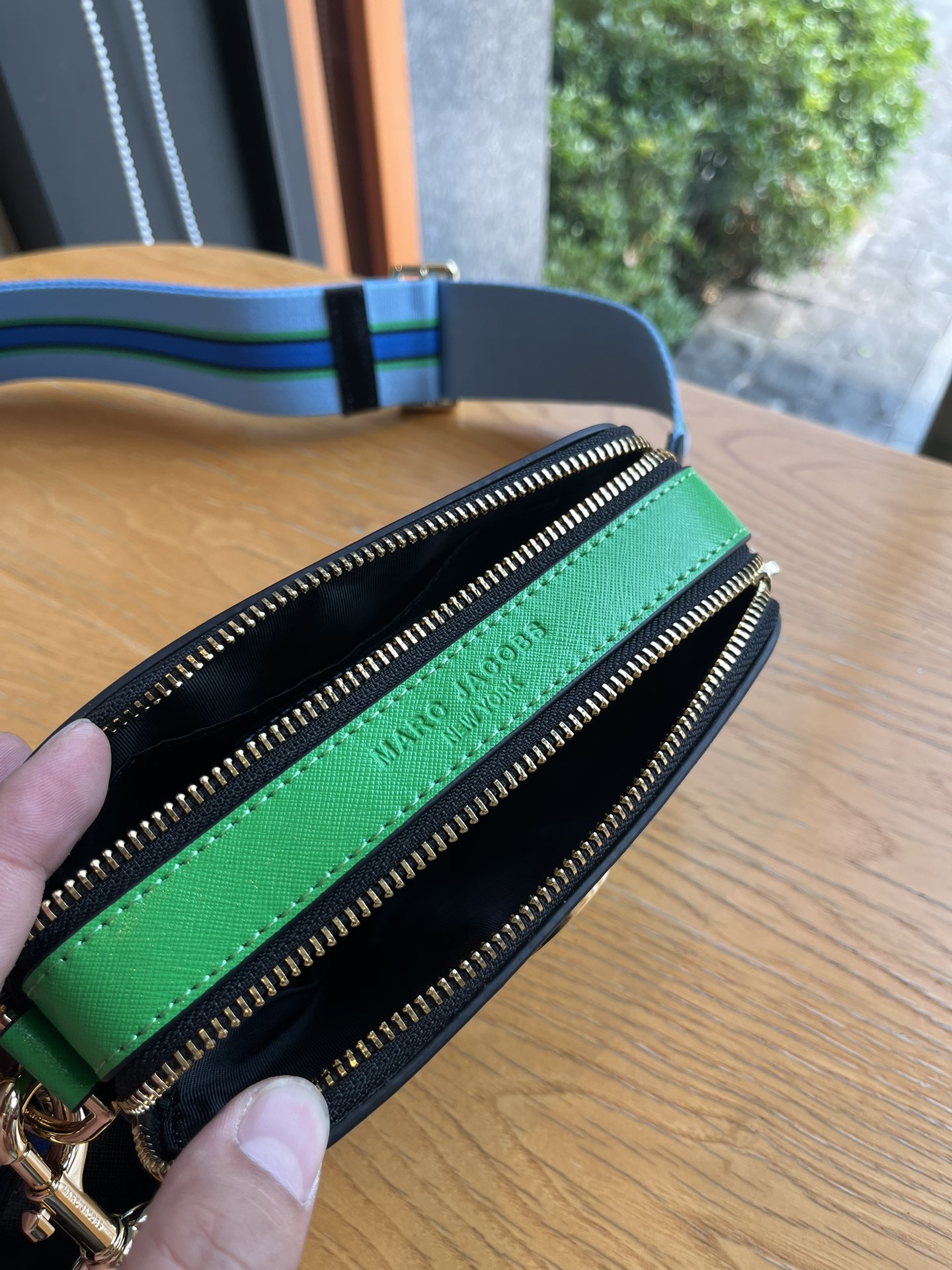 THE MJ相机包  一年四季人手必备一只的相机包 火遍全球的相机包 颜色非常美丽 更显青春活力 深得众