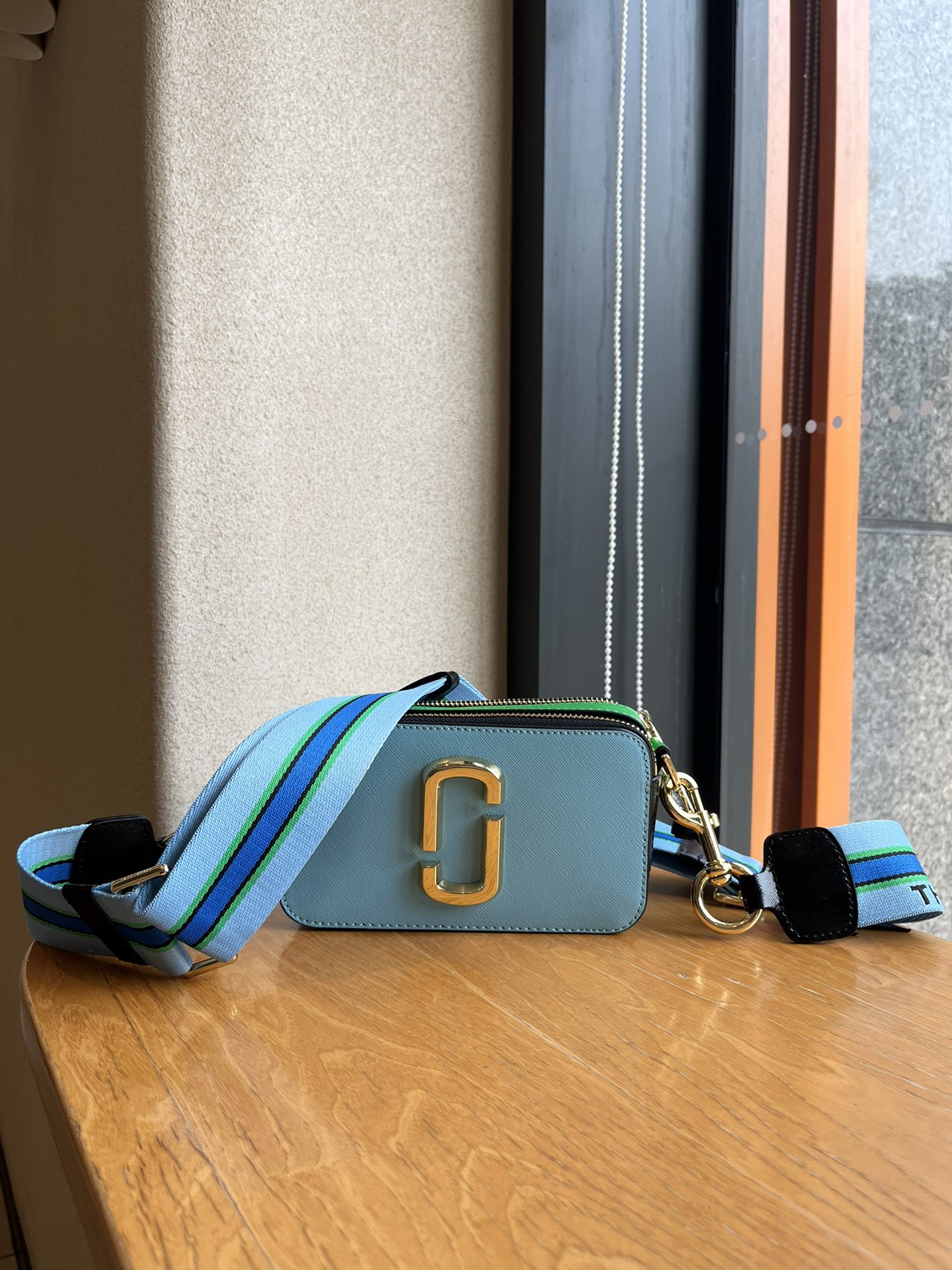 THE MJ相机包  一年四季人手必备一只的相机包 火遍全球的相机包 颜色非常美丽 更显青春活力 深得众