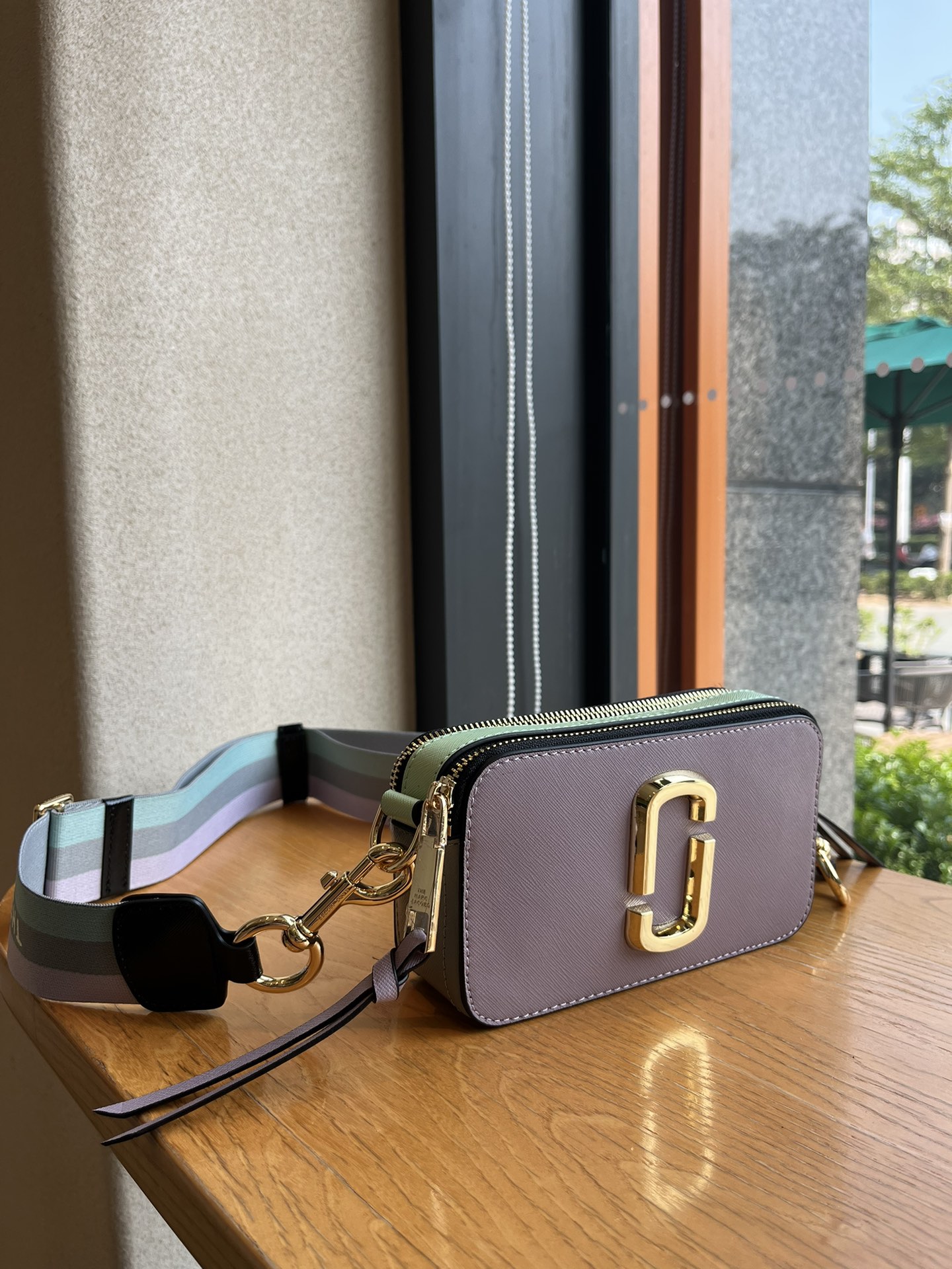 THE MJ相机包  一年四季人手必备一只的相机包 火遍全球的相机包 颜色非常美丽 更显青春活力 深得众