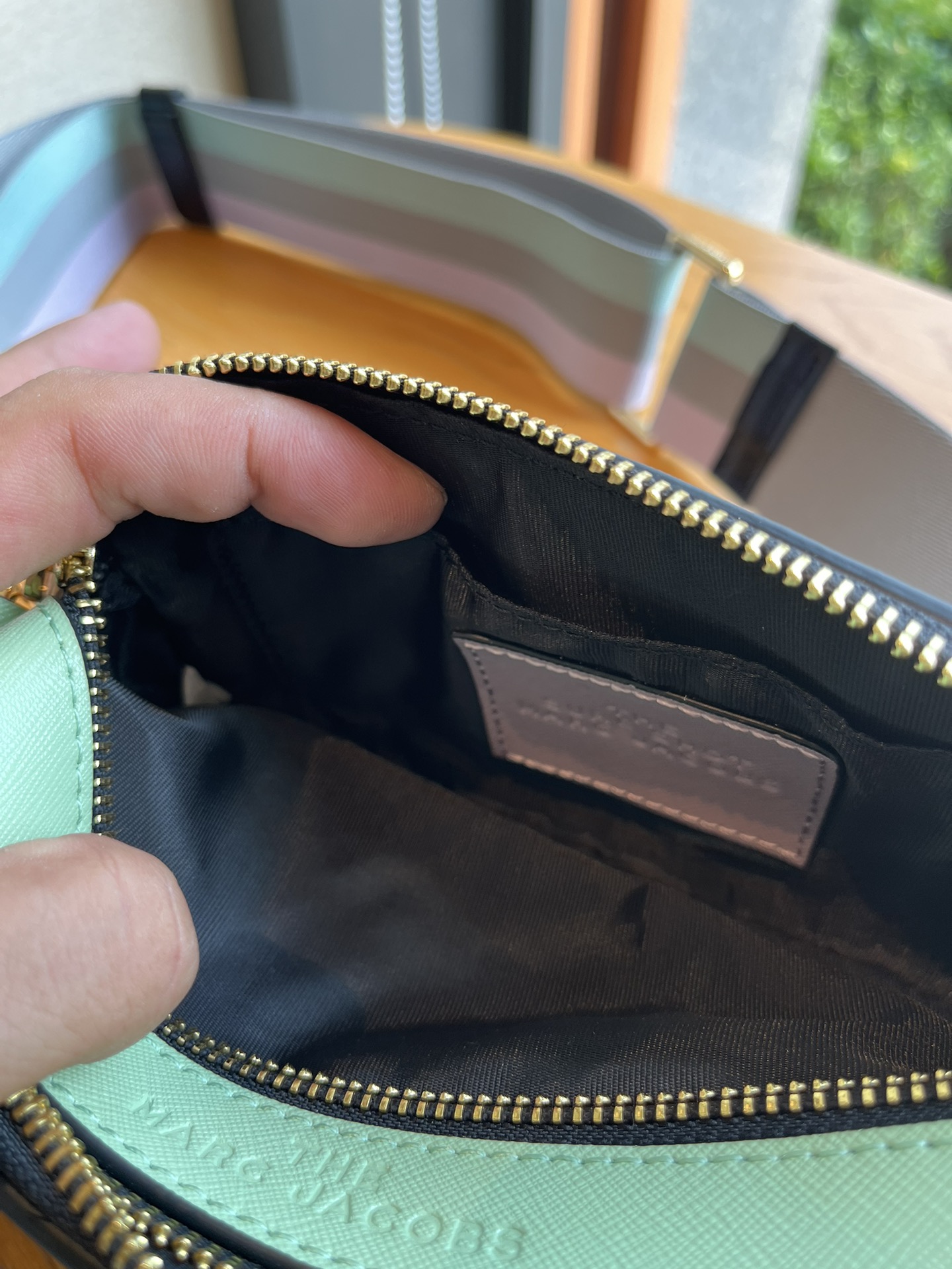 THE MJ相机包  一年四季人手必备一只的相机包 火遍全球的相机包 颜色非常美丽 更显青春活力 深得众