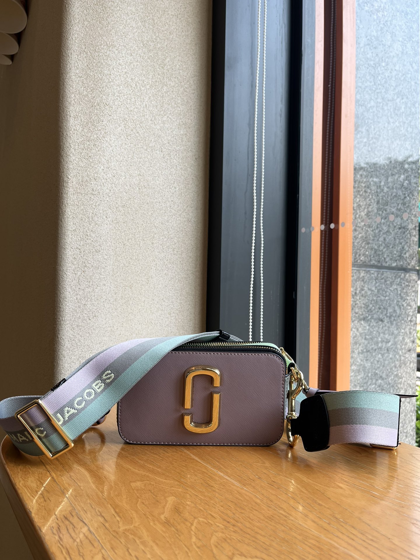 THE MJ相机包  一年四季人手必备一只的相机包 火遍全球的相机包 颜色非常美丽 更显青春活力 深得众