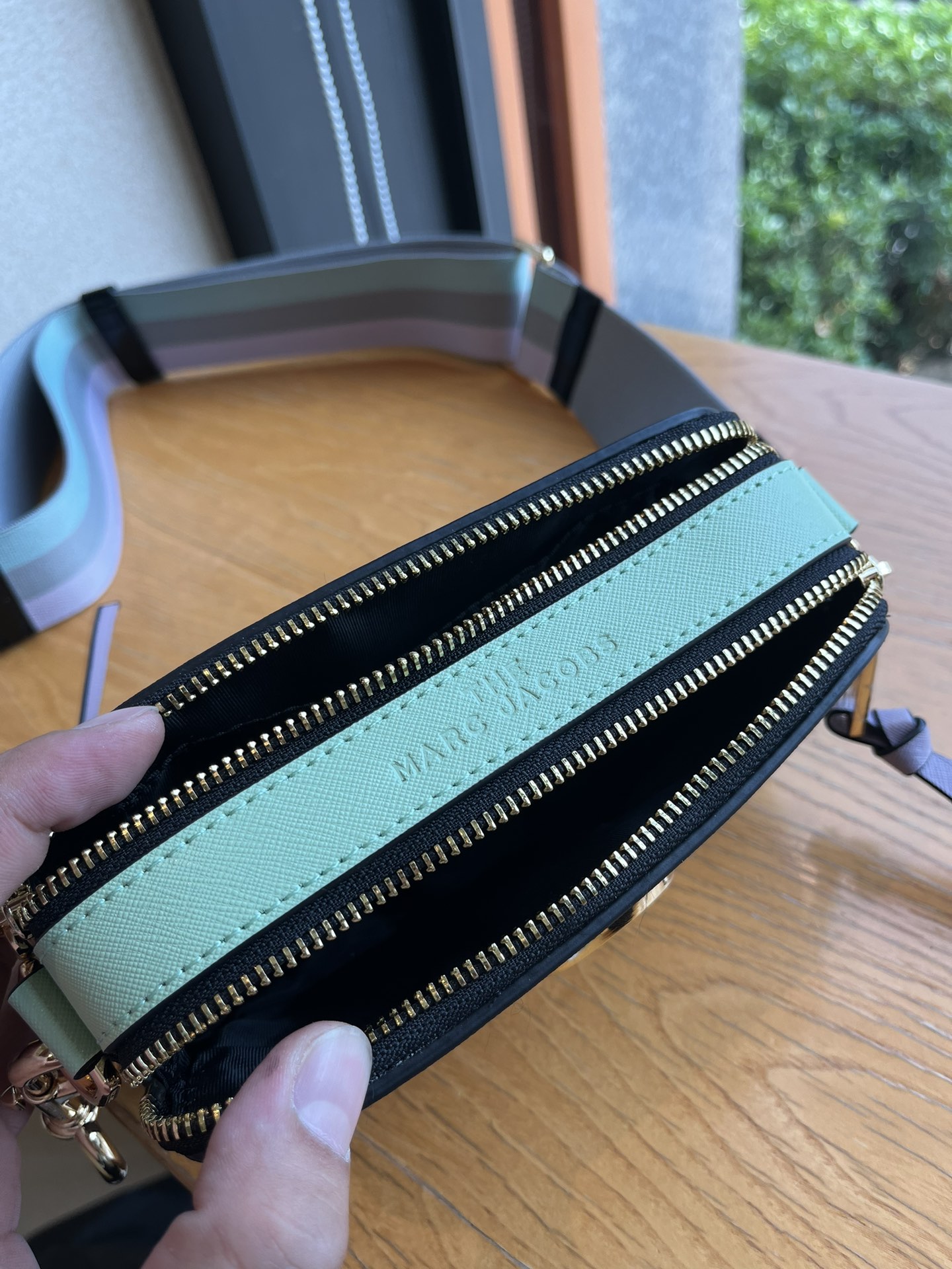 THE MJ相机包  一年四季人手必备一只的相机包 火遍全球的相机包 颜色非常美丽 更显青春活力 深得众