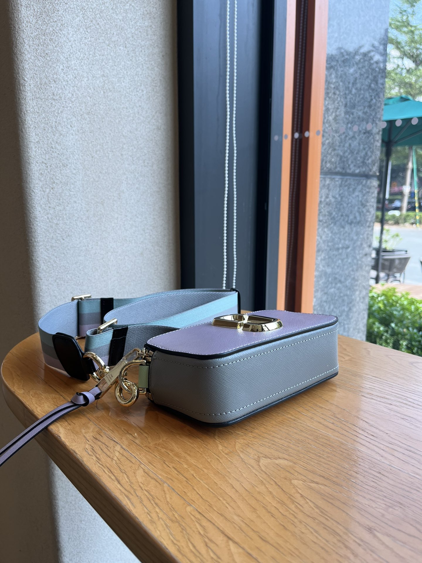 THE MJ相机包  一年四季人手必备一只的相机包 火遍全球的相机包 颜色非常美丽 更显青春活力 深得众