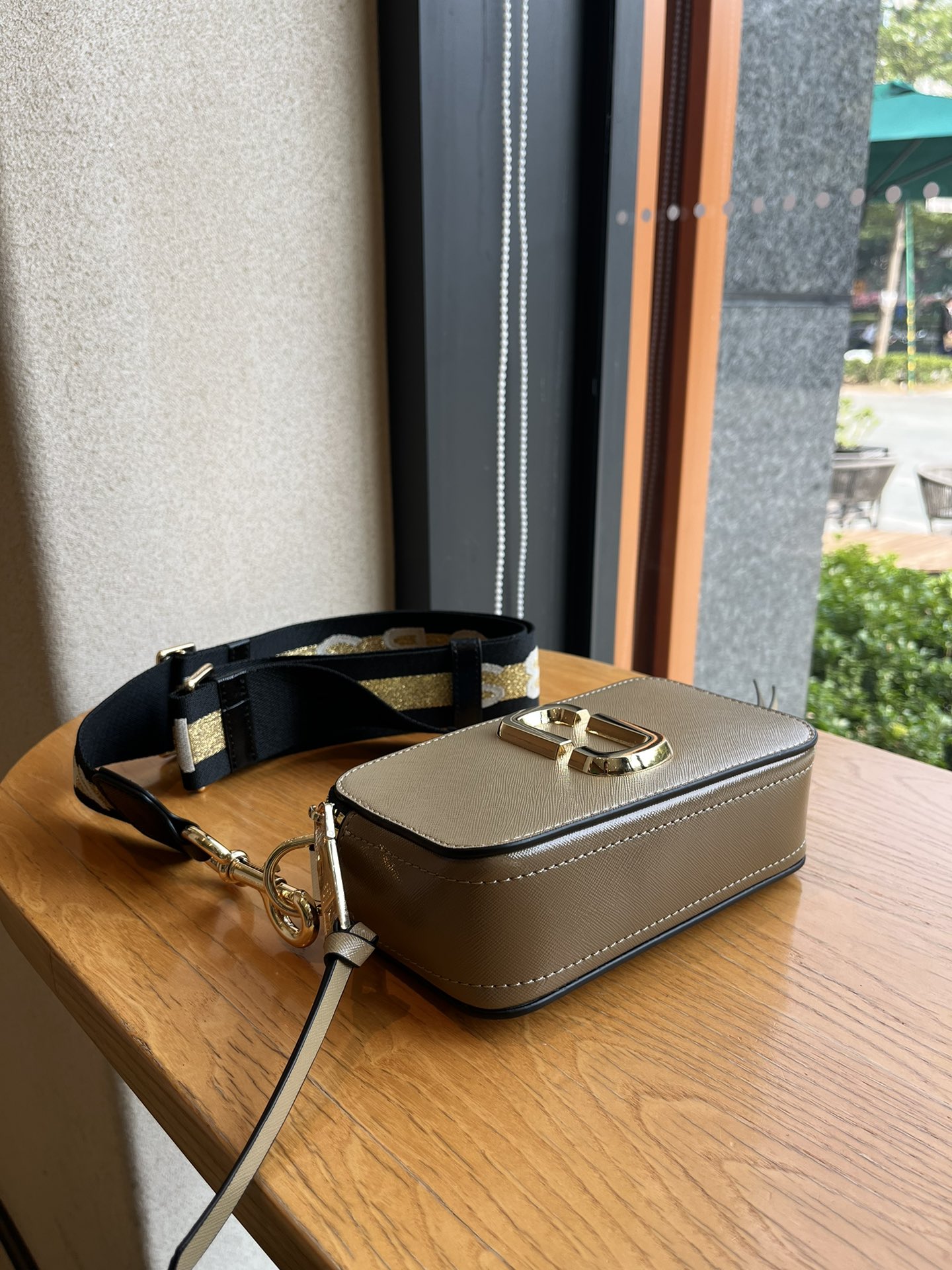 THE MJ相机包  一年四季人手必备一只的相机包 火遍全球的相机包 颜色非常美丽 更显青春活力 深得众