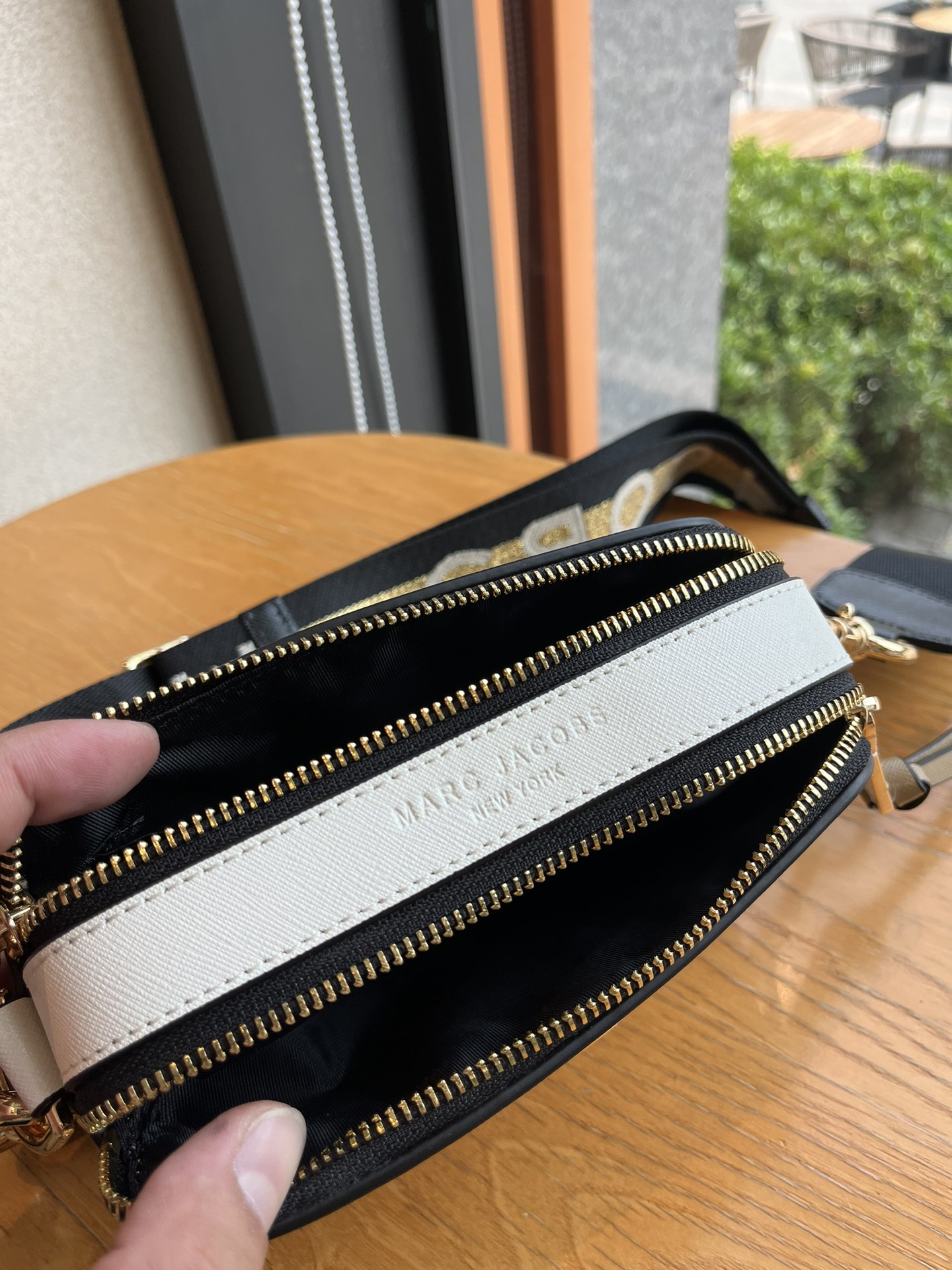 THE MJ相机包  一年四季人手必备一只的相机包 火遍全球的相机包 颜色非常美丽 更显青春活力 深得众