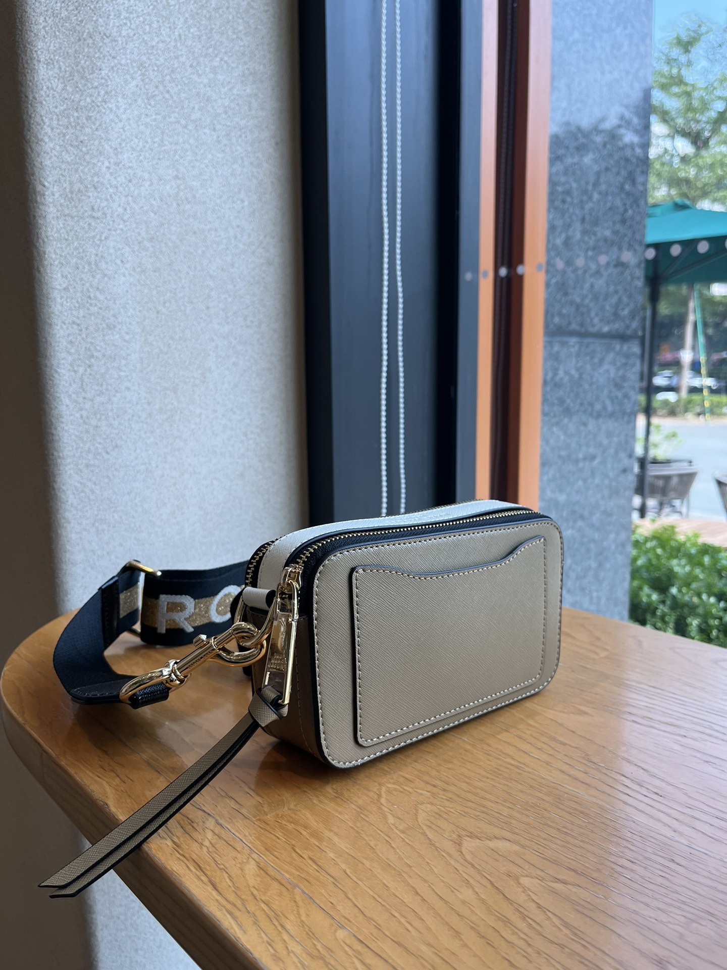 THE MJ相机包  一年四季人手必备一只的相机包 火遍全球的相机包 颜色非常美丽 更显青春活力 深得众