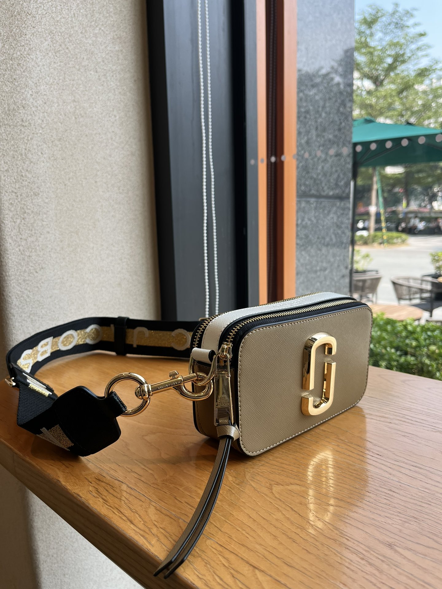 THE MJ相机包  一年四季人手必备一只的相机包 火遍全球的相机包 颜色非常美丽 更显青春活力 深得众