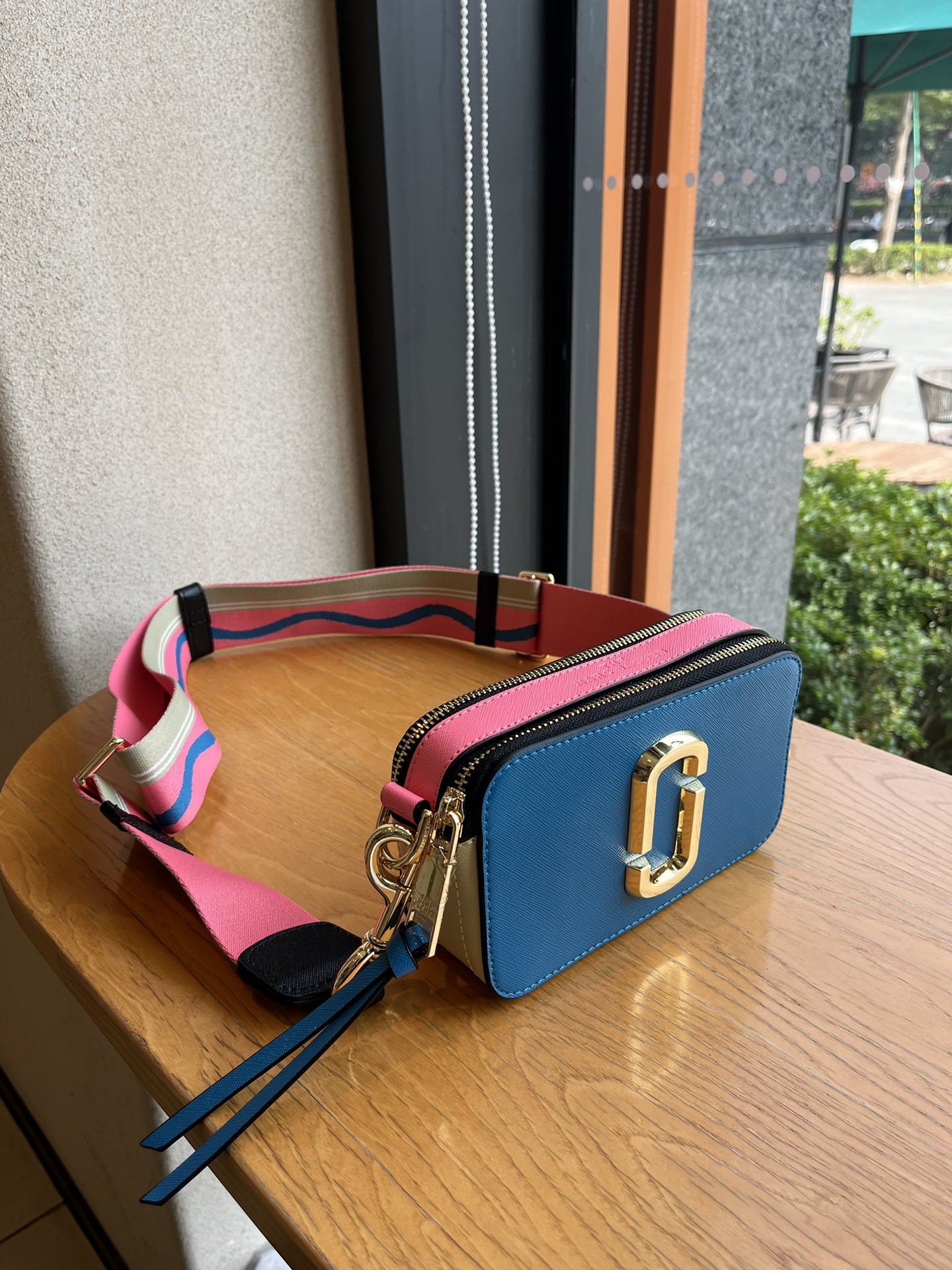 THE MJ相机包  一年四季人手必备一只的相机包 火遍全球的相机包 颜色非常美丽 更显青春活力 深得众