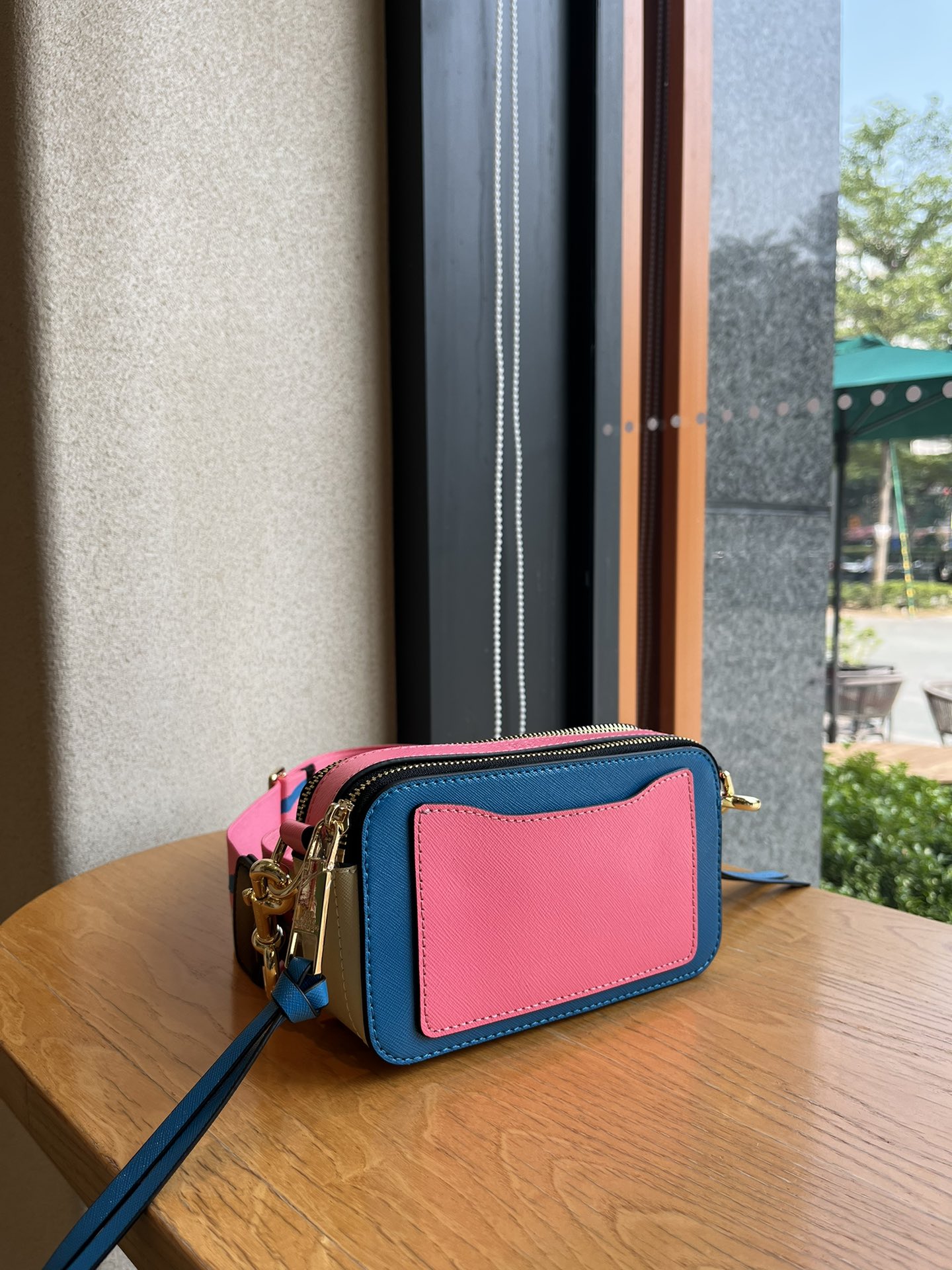 THE MJ相机包  一年四季人手必备一只的相机包 火遍全球的相机包 颜色非常美丽 更显青春活力 深得众