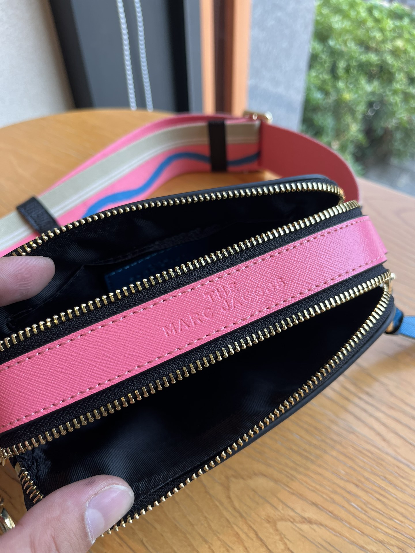 THE MJ相机包  一年四季人手必备一只的相机包 火遍全球的相机包 颜色非常美丽 更显青春活力 深得众