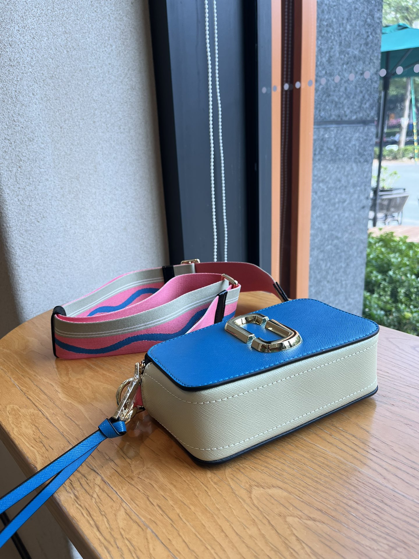 THE MJ相机包  一年四季人手必备一只的相机包 火遍全球的相机包 颜色非常美丽 更显青春活力 深得众