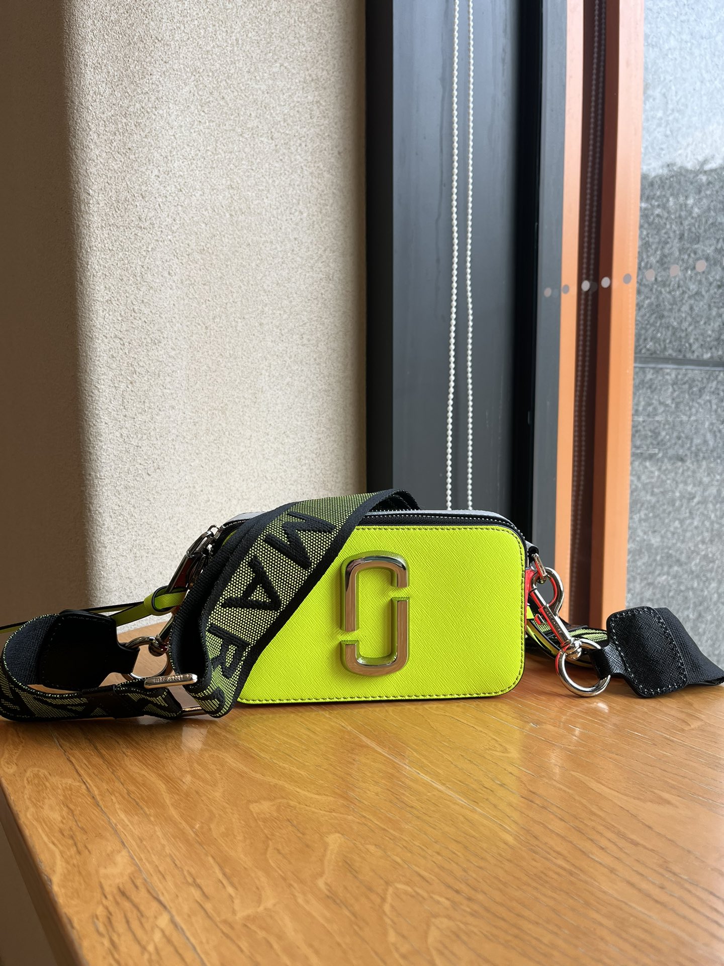 THE MJ相机包  一年四季人手必备一只的相机包 火遍全球的相机包 颜色非常美丽 更显青春活力 深得众