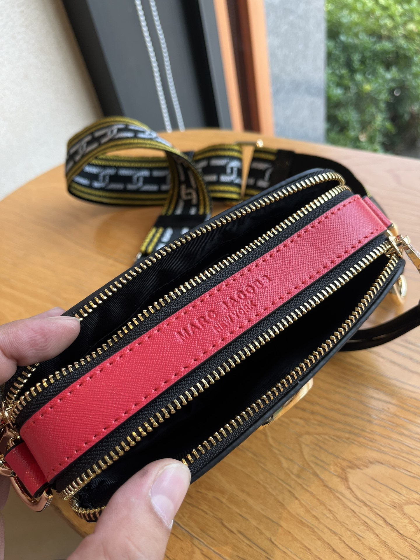 THE MJ相机包  一年四季人手必备一只的相机包 火遍全球的相机包 颜色非常美丽 更显青春活力 深得众