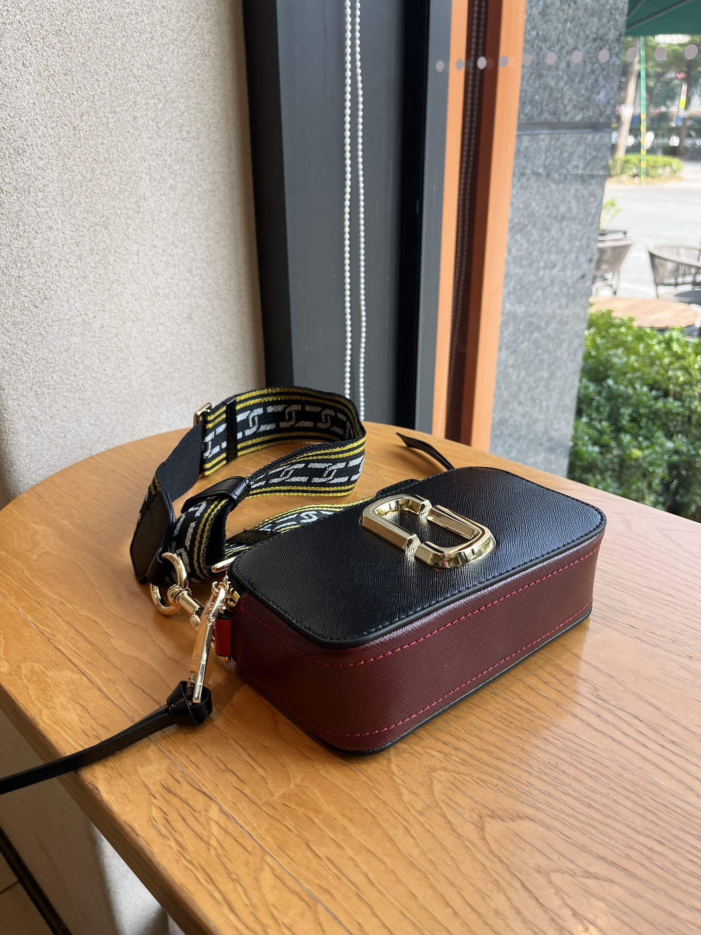 THE MJ相机包  一年四季人手必备一只的相机包 火遍全球的相机包 颜色非常美丽 更显青春活力 深得众