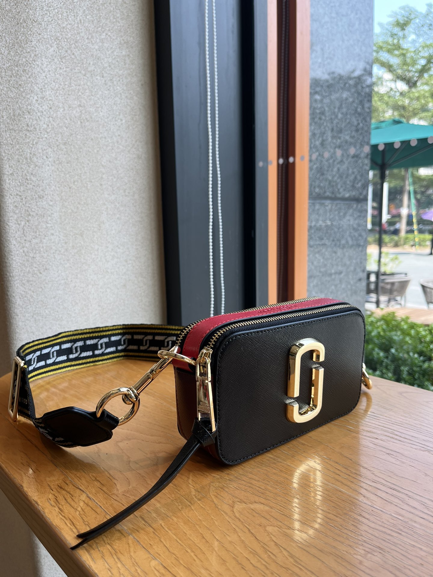 THE MJ相机包  一年四季人手必备一只的相机包 火遍全球的相机包 颜色非常美丽 更显青春活力 深得众