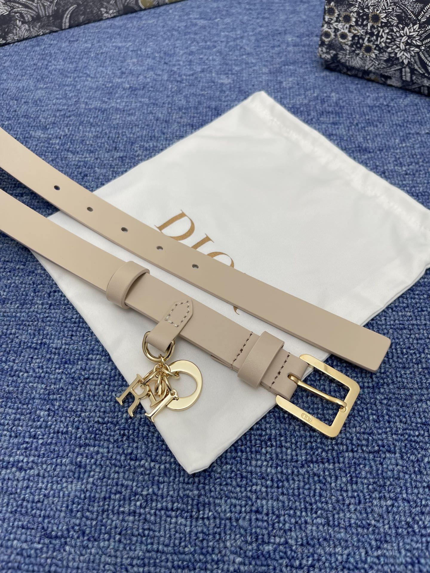 迪奥这款MissDior腰带从经典的LadyDior手袋汲取灵感是二零二三年冬季成衣系列新品采用黑色光滑