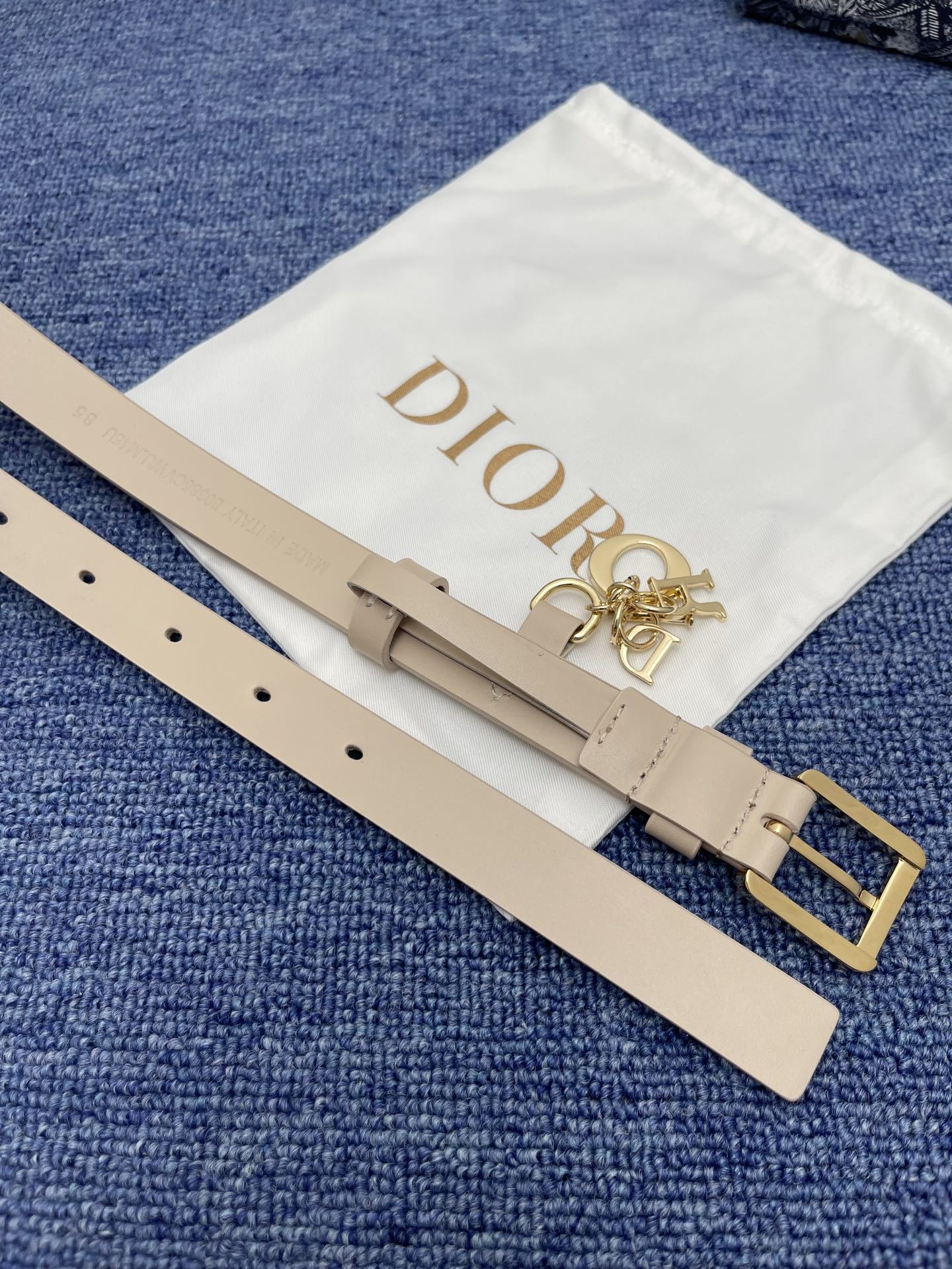 迪奥这款MissDior腰带从经典的LadyDior手袋汲取灵感是二零二三年冬季成衣系列新品采用黑色光滑