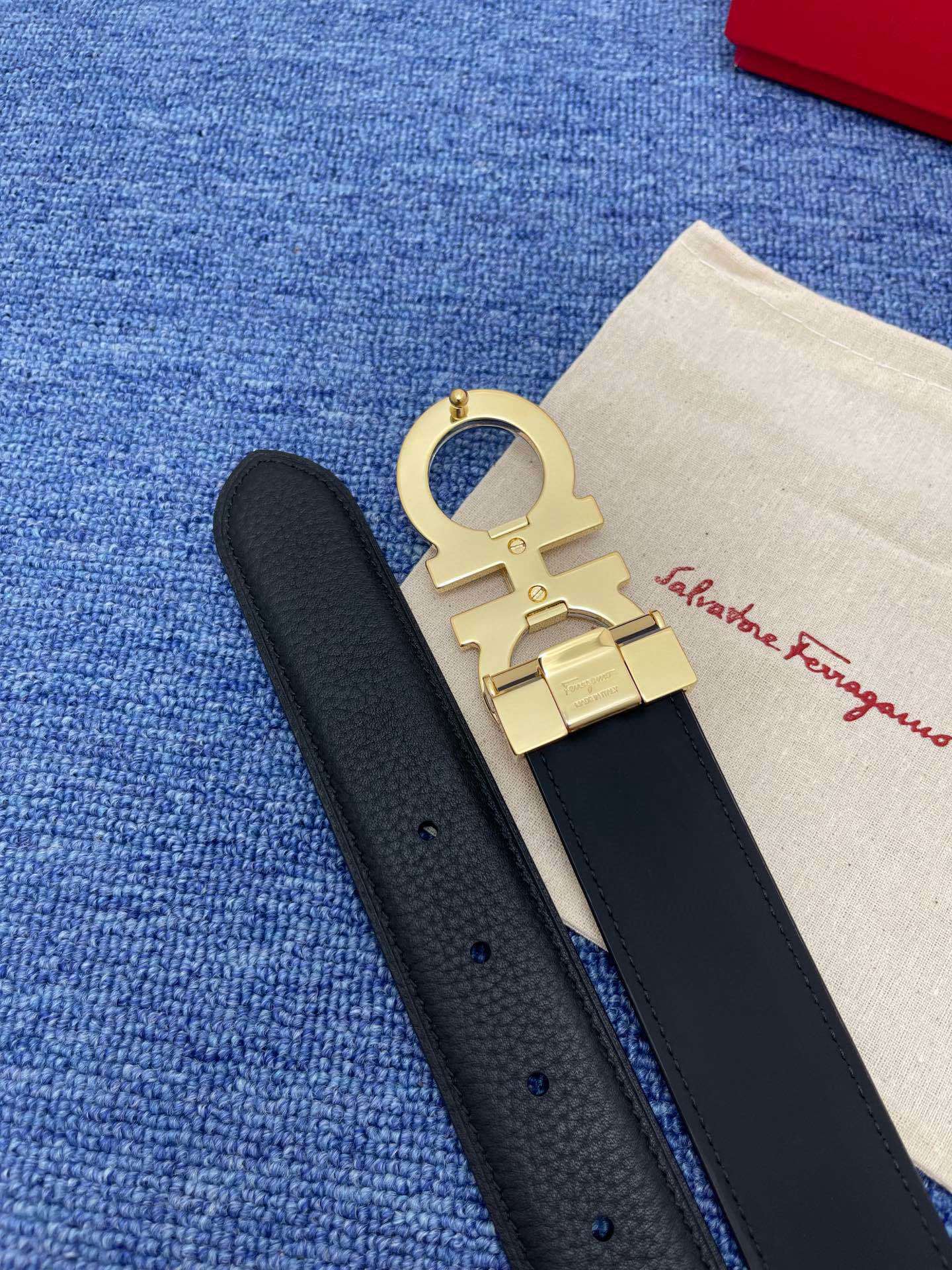 🔴 【品牌】菲拉.格慕 🔴 【描述】这款皮带采用天然粒纹皮革材质,颇具都市风范,细节充满动感。同色调金属