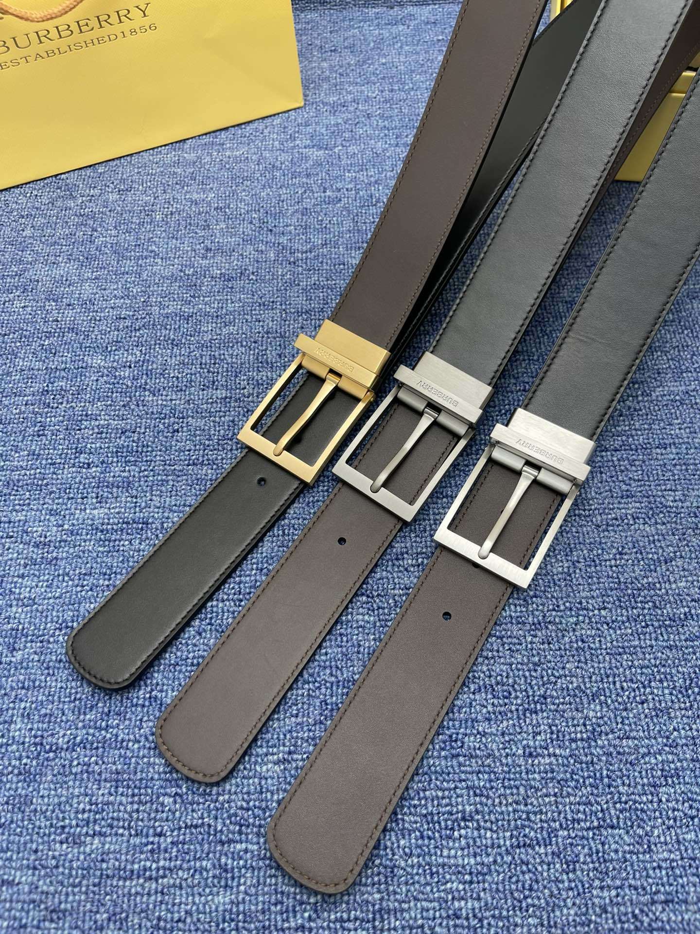 品牌巴宝莉描述经典系列新品腰带采用小牛皮材质完美搭配手工车线经典配色可搭配商务西装或更为休闲的造型腰带为