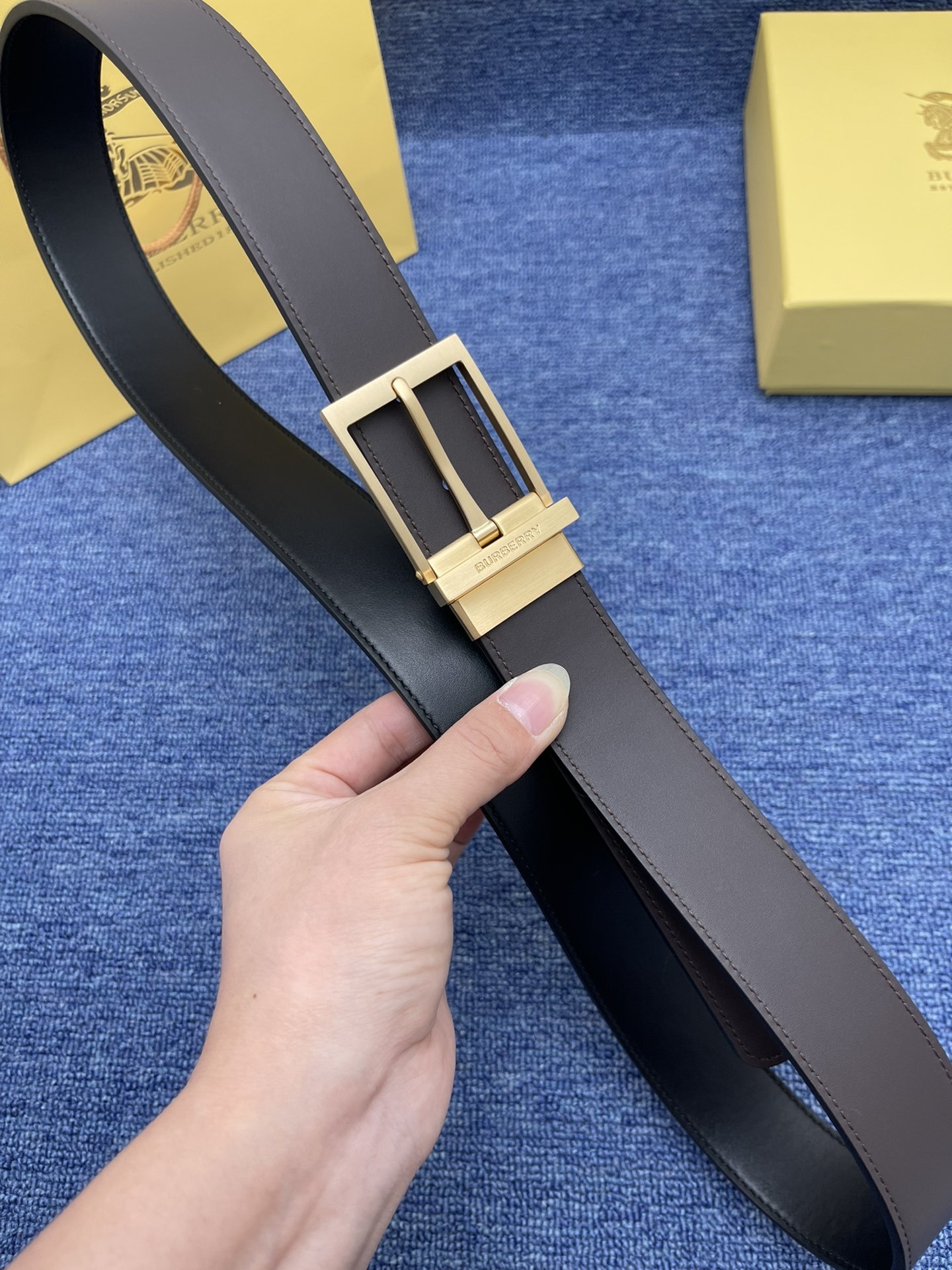 品牌巴宝莉描述经典系列新品腰带采用小牛皮材质完美搭配手工车线经典配色可搭配商务西装或更为休闲的造型腰带为