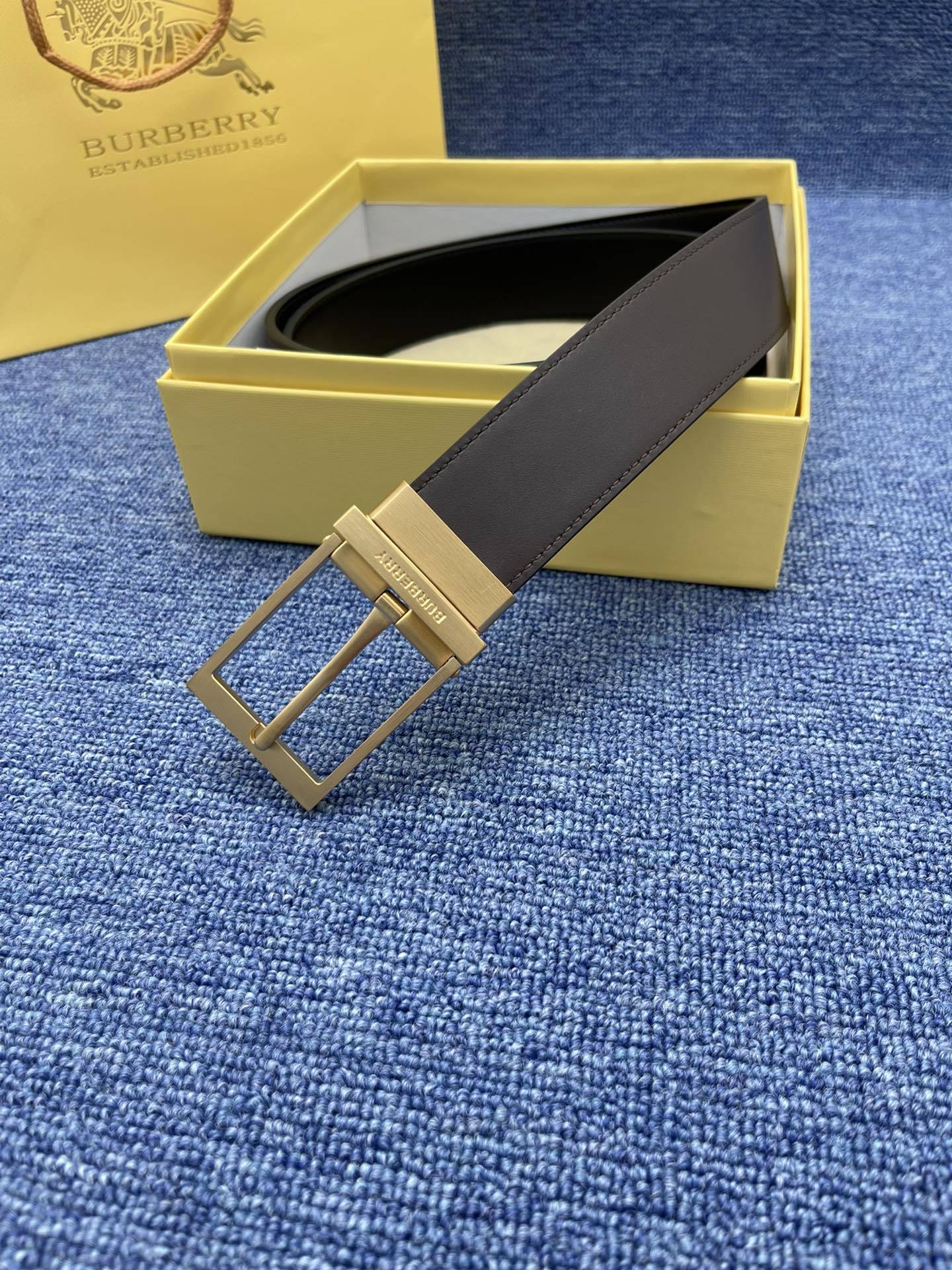 品牌巴宝莉描述经典系列新品腰带采用小牛皮材质完美搭配手工车线经典配色可搭配商务西装或更为休闲的造型腰带为