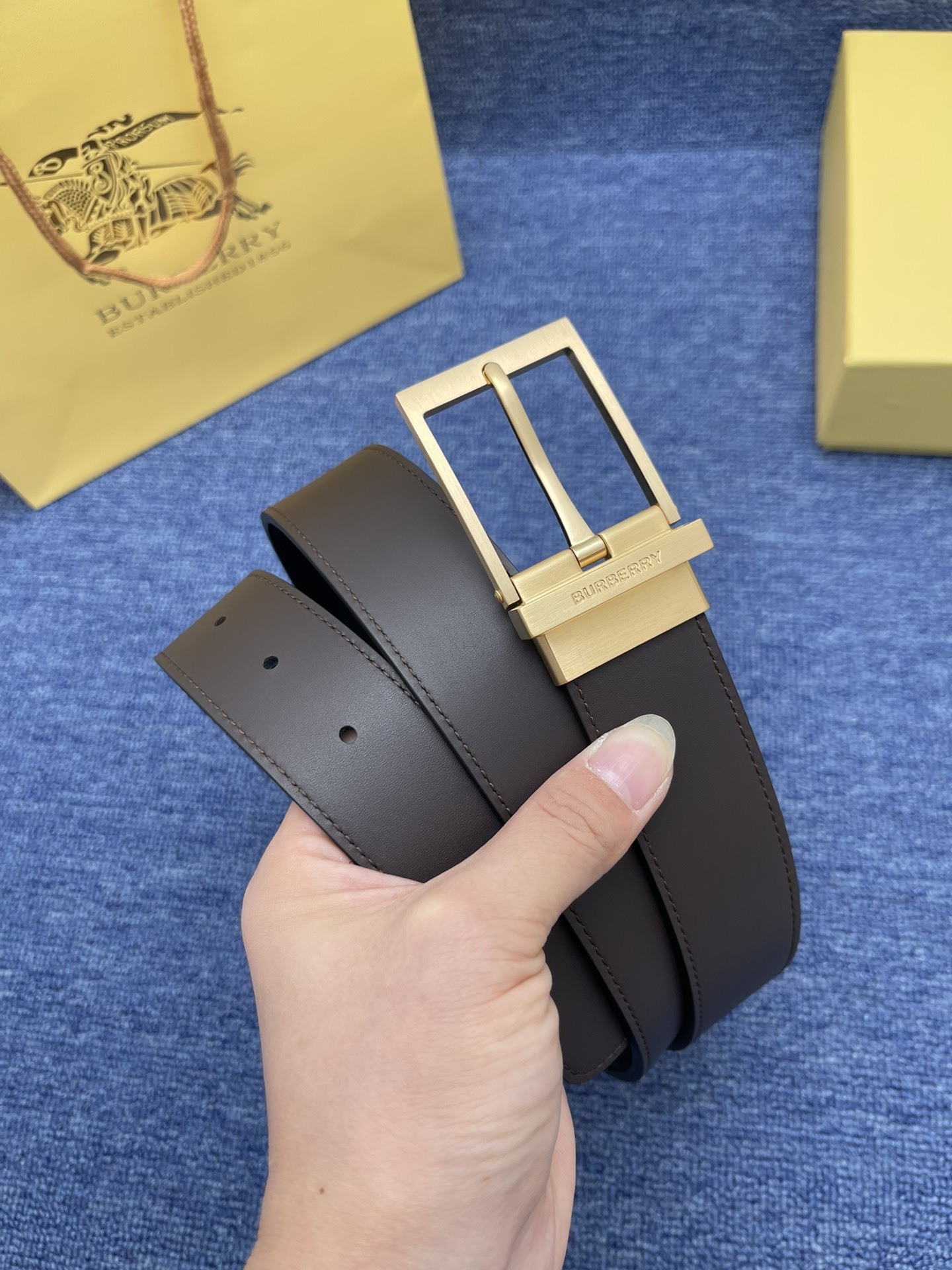 品牌巴宝莉描述经典系列新品腰带采用小牛皮材质完美搭配手工车线经典配色可搭配商务西装或更为休闲的造型腰带为