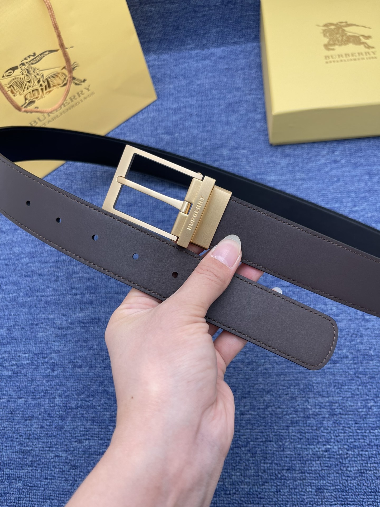 品牌巴宝莉描述经典系列新品腰带采用小牛皮材质完美搭配手工车线经典配色可搭配商务西装或更为休闲的造型腰带为