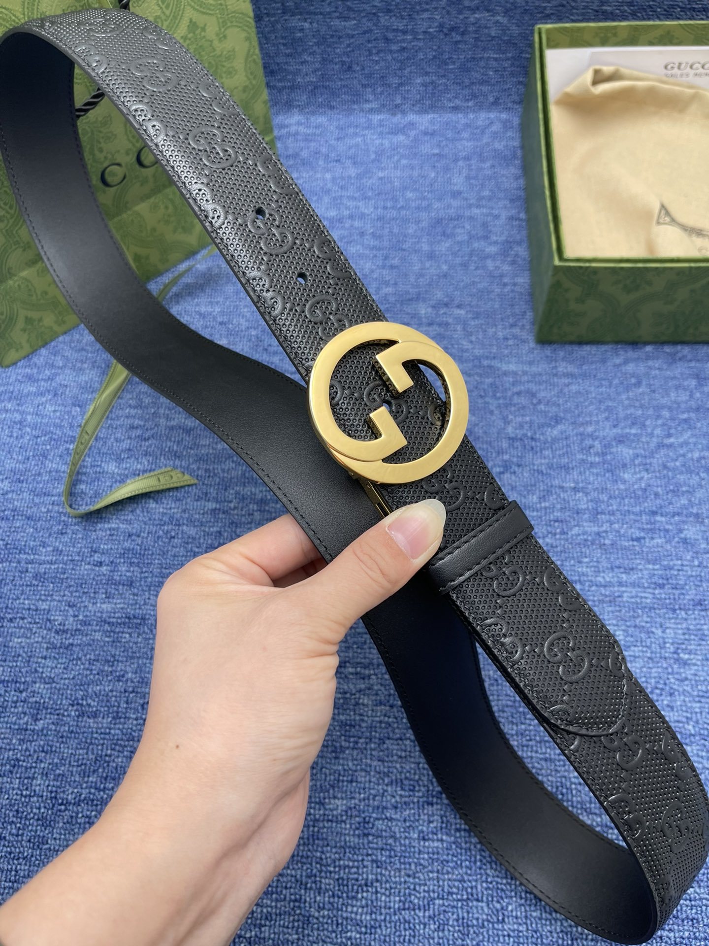 品牌古驰Gucci描述采用高级GucciSignature真皮精制而成触感厚实饰以双G商标带扣腰带为意大