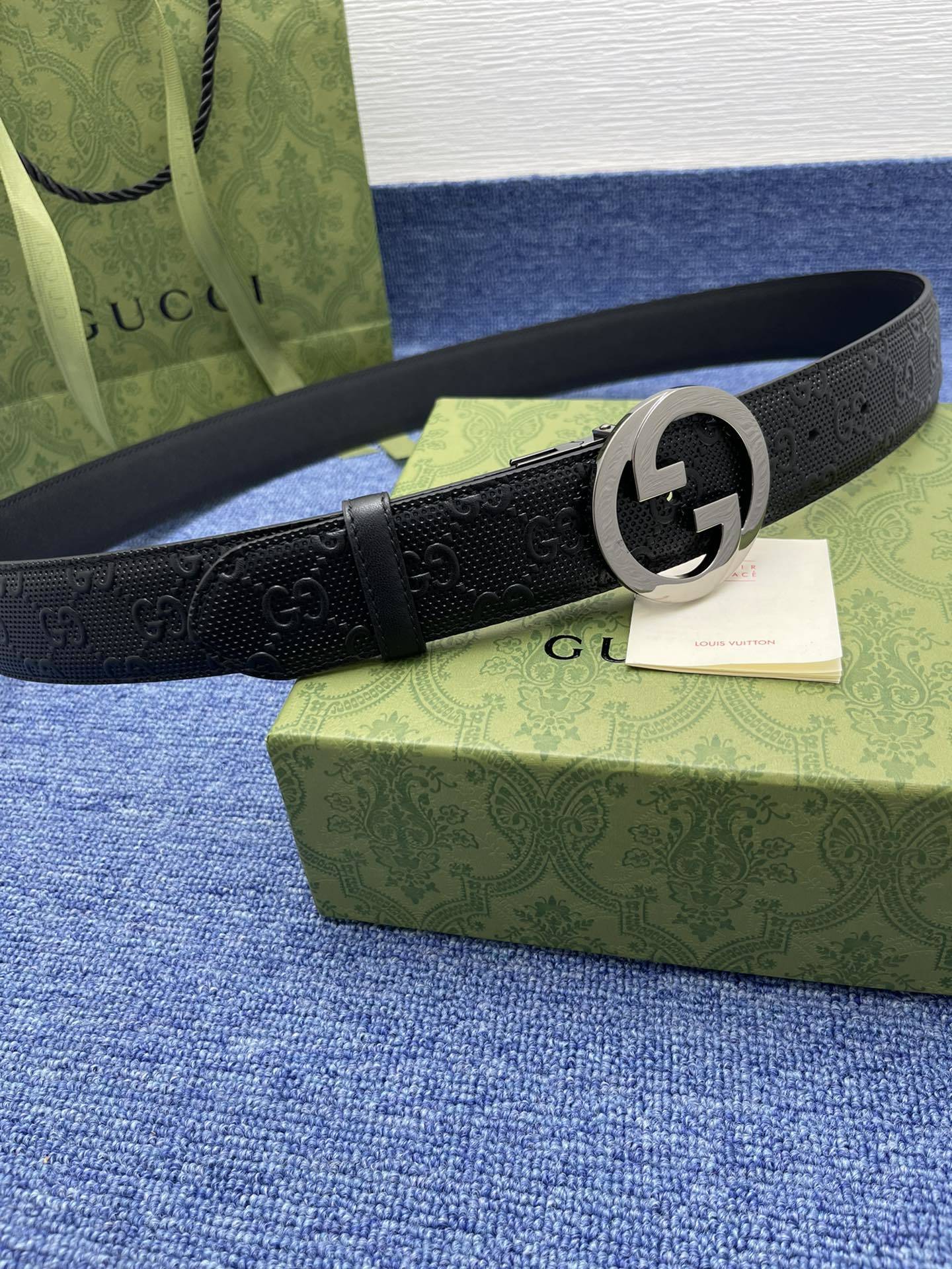 品牌古驰Gucci描述采用高级GucciSignature真皮精制而成触感厚实饰以双G商标带扣腰带为意大