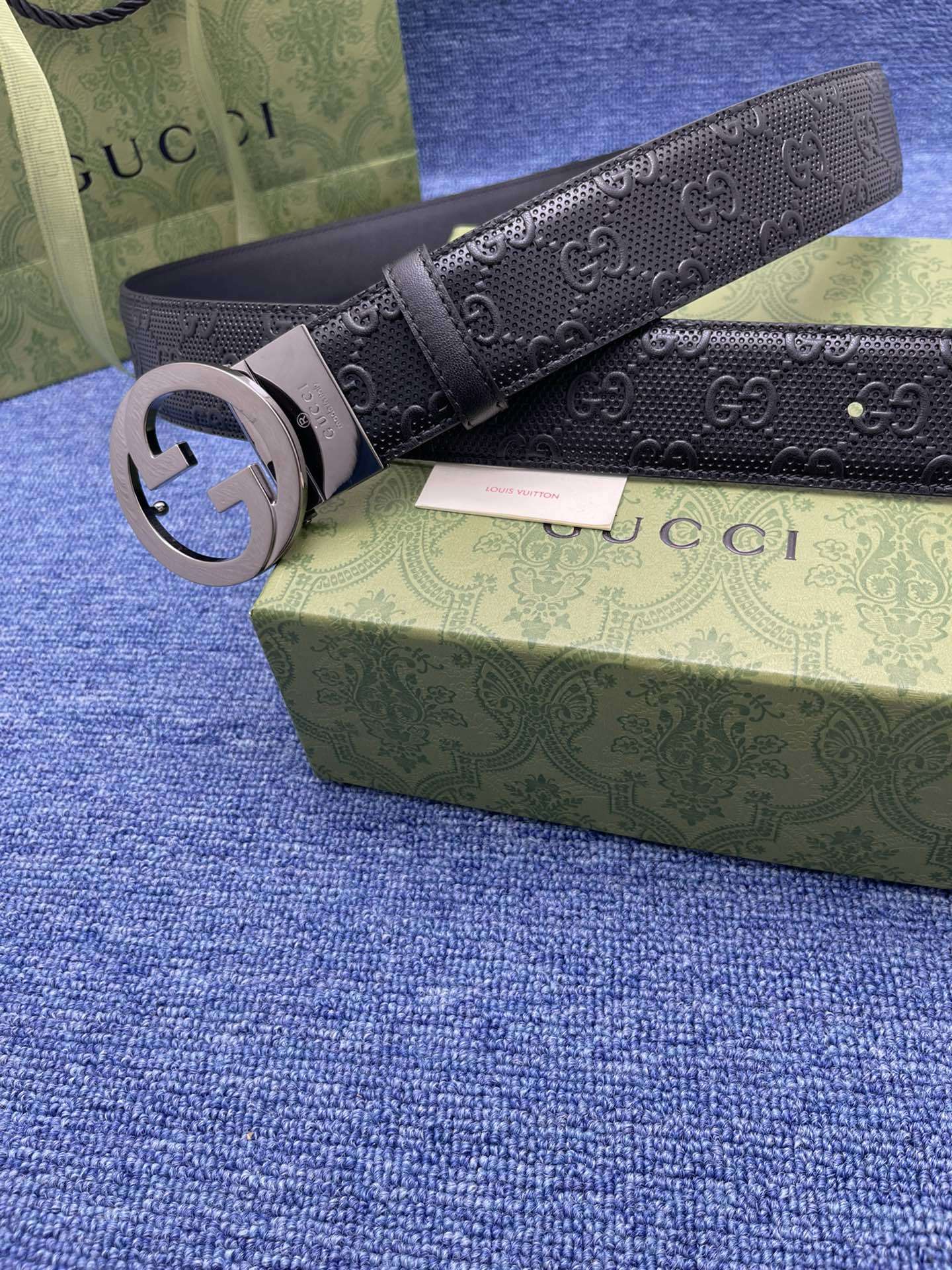 品牌古驰Gucci描述采用高级GucciSignature真皮精制而成触感厚实饰以双G商标带扣腰带为意大