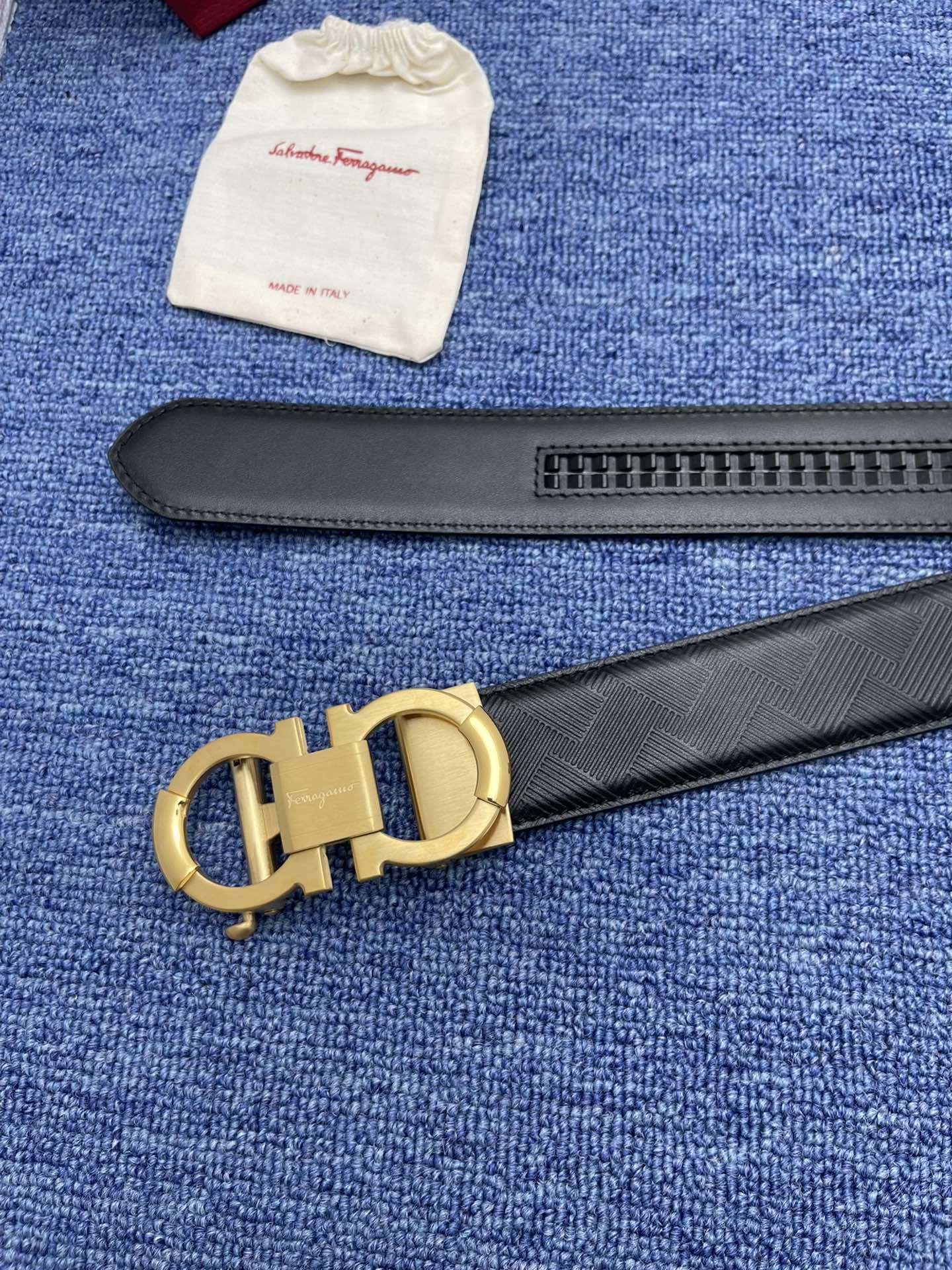 品牌菲拉.格慕3.5cm.秋冬新款描述这款皮带采用天然粒纹皮革材质颇具都市风范细节充满动感同色调金属Ga