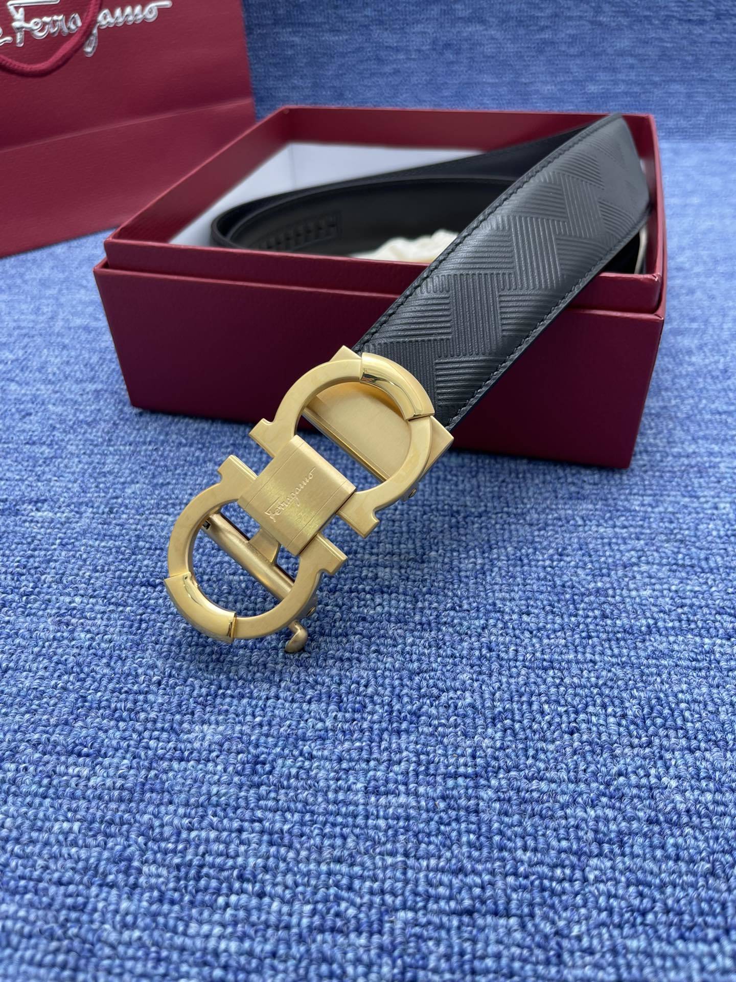 品牌菲拉.格慕3.5cm.秋冬新款描述这款皮带采用天然粒纹皮革材质颇具都市风范细节充满动感同色调金属Ga