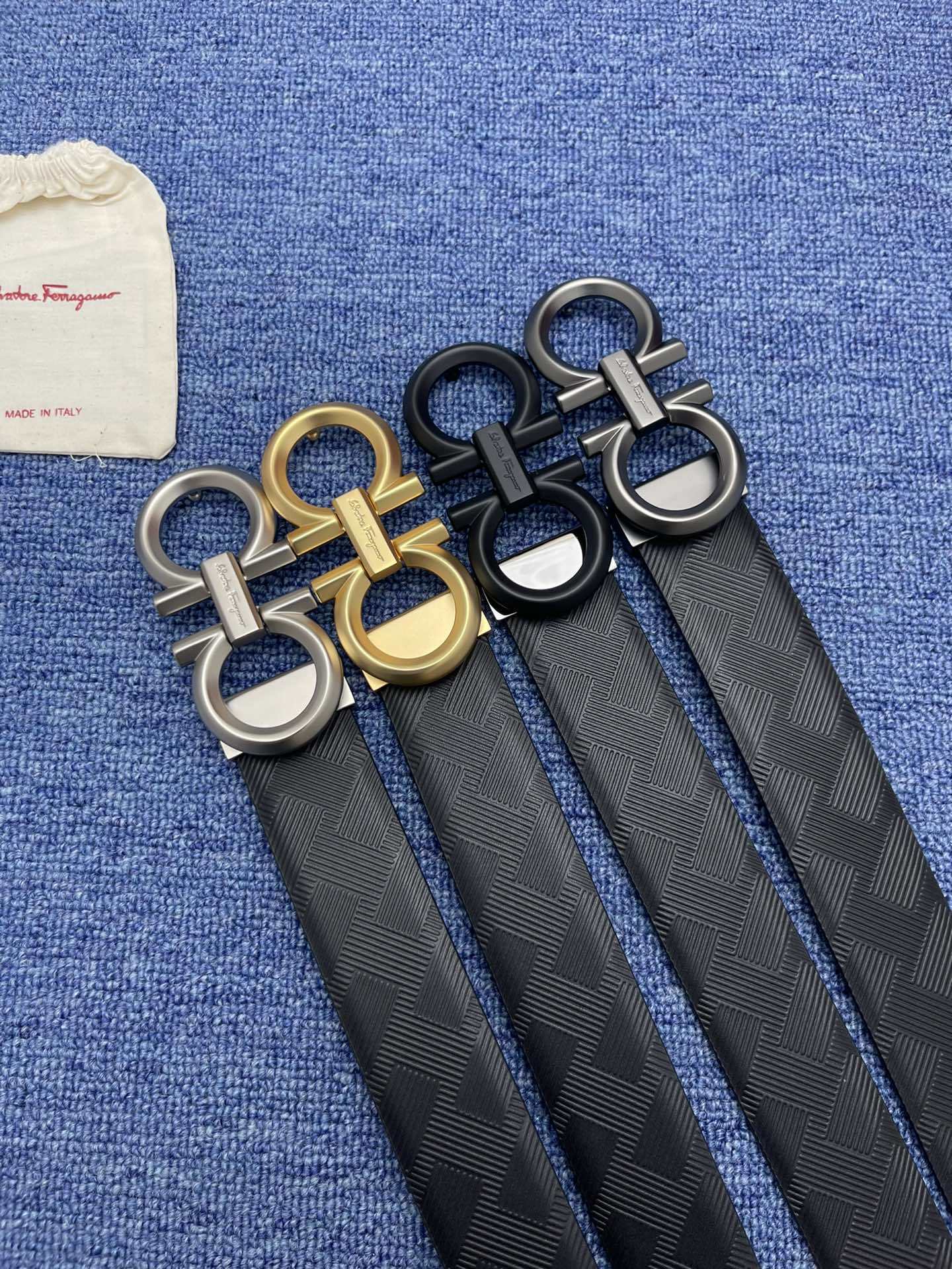 品牌菲拉.格慕3.5cm.秋冬新款描述这款皮带采用天然粒纹皮革材质颇具都市风范细节充满动感同色调金属Ga