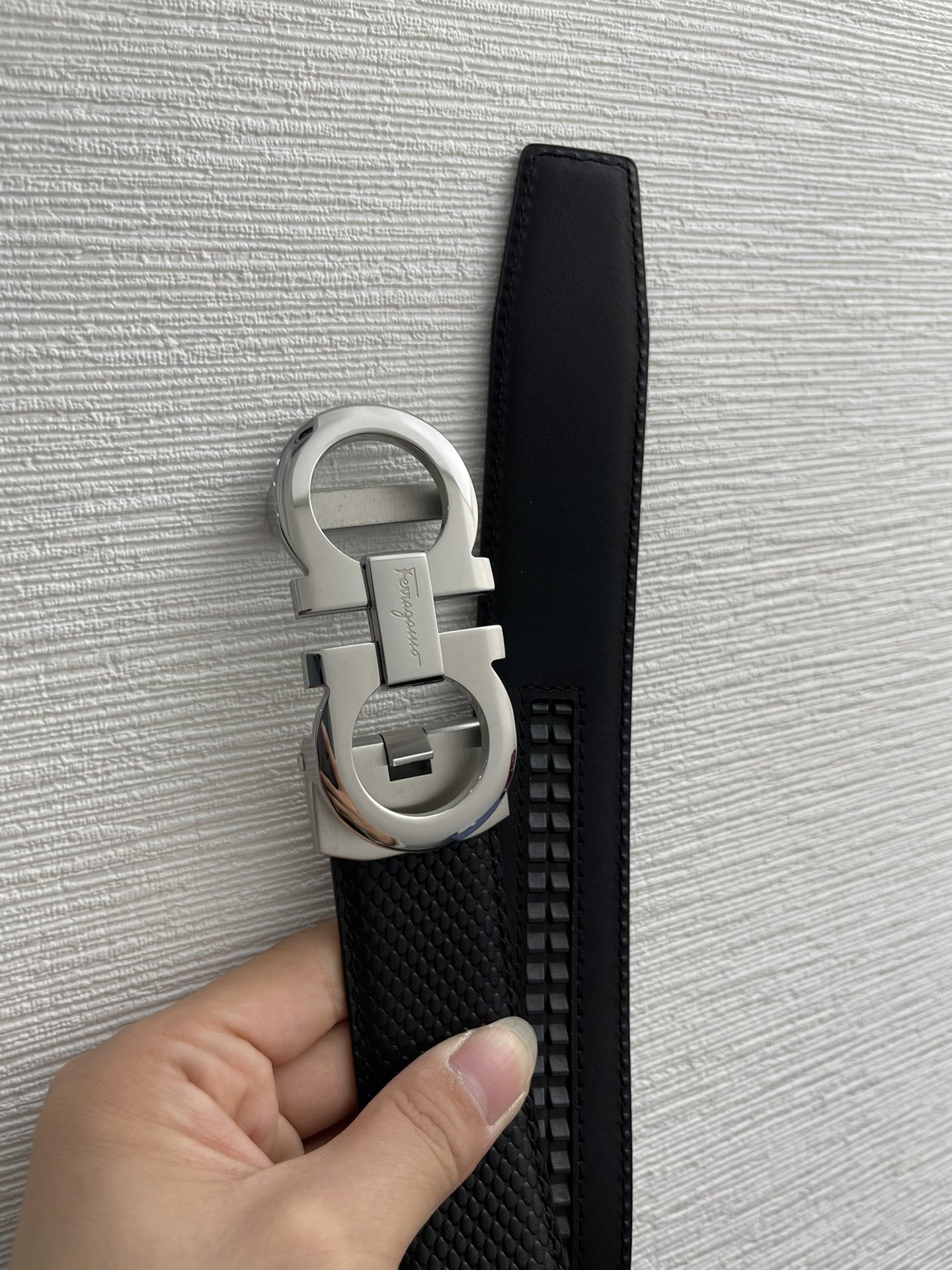 品牌菲拉.格慕3.5cm.秋冬新款描述这款皮带采用天然粒纹皮革材质颇具都市风范细节充满动感同色调金属Ga