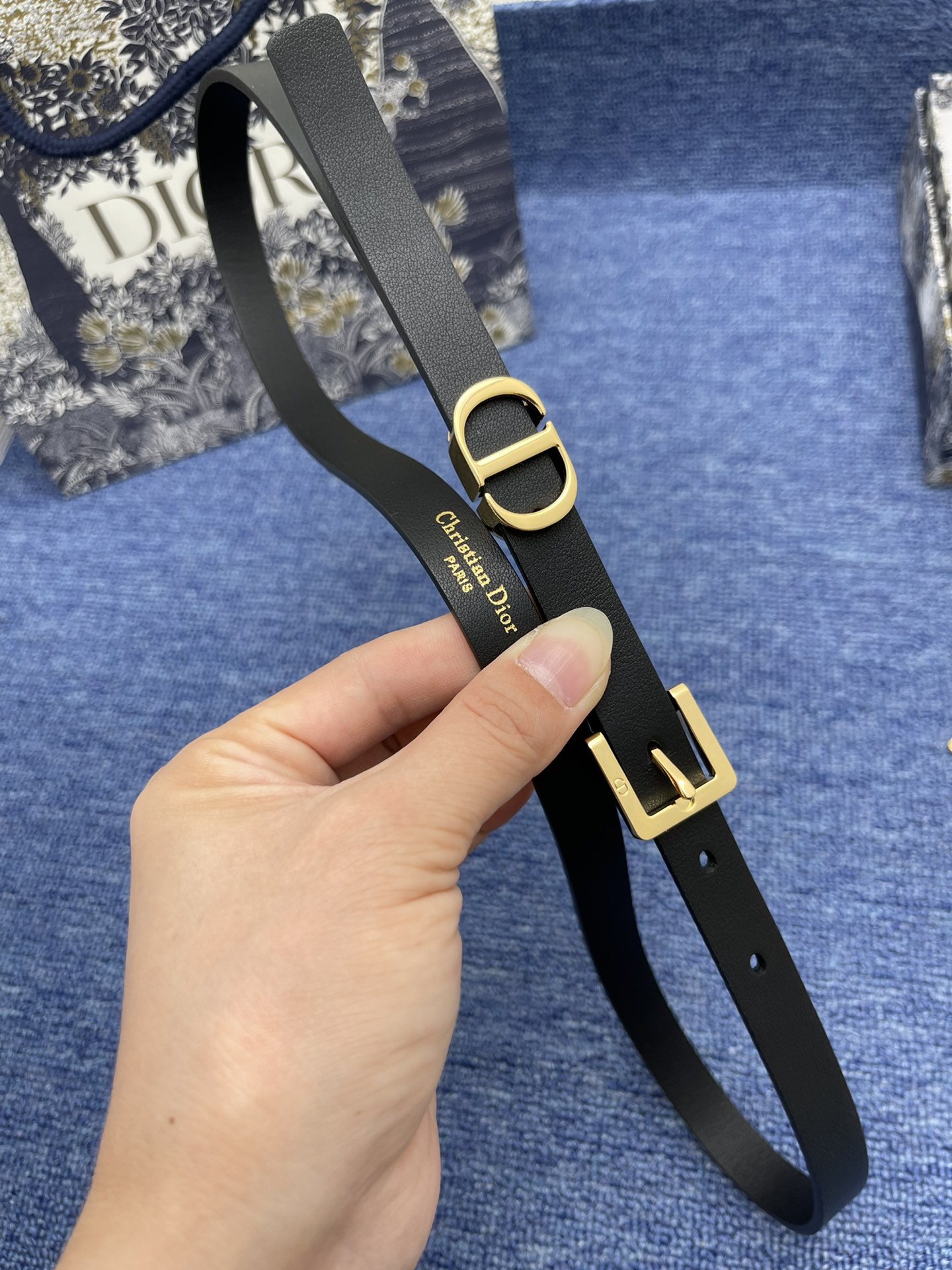 迪奥1.5cm这款30MontaigneAvenue腰带从同名手袋汲取灵感是二零二三年秋季新品采用黑色光