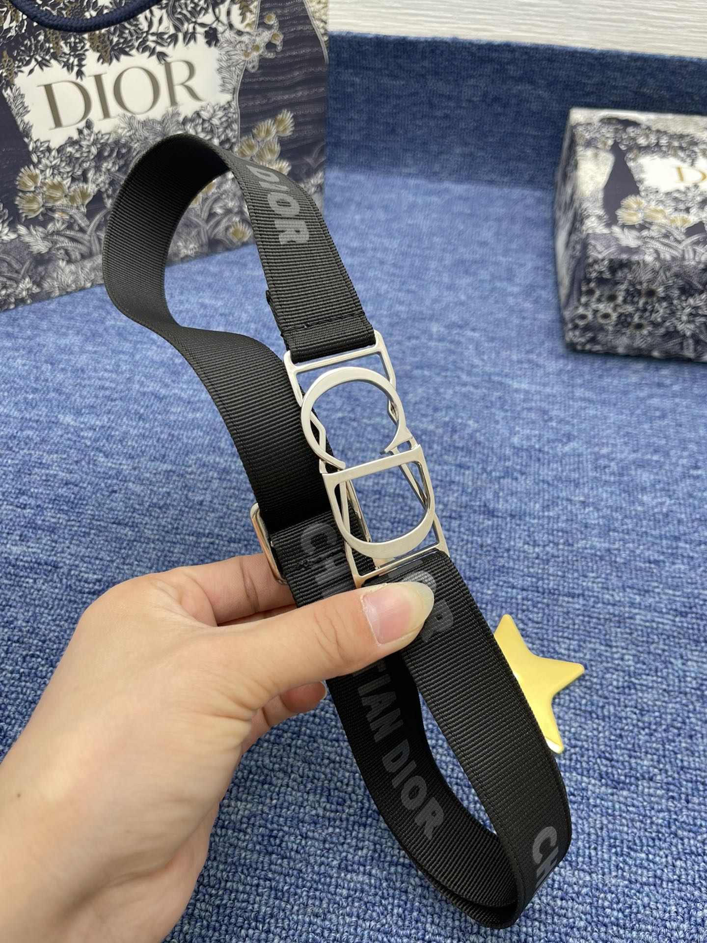 迪奥5502.5cm这款30MontaigneAvenue腰带从同名手袋汲取灵感是二零二三年秋季新品采用