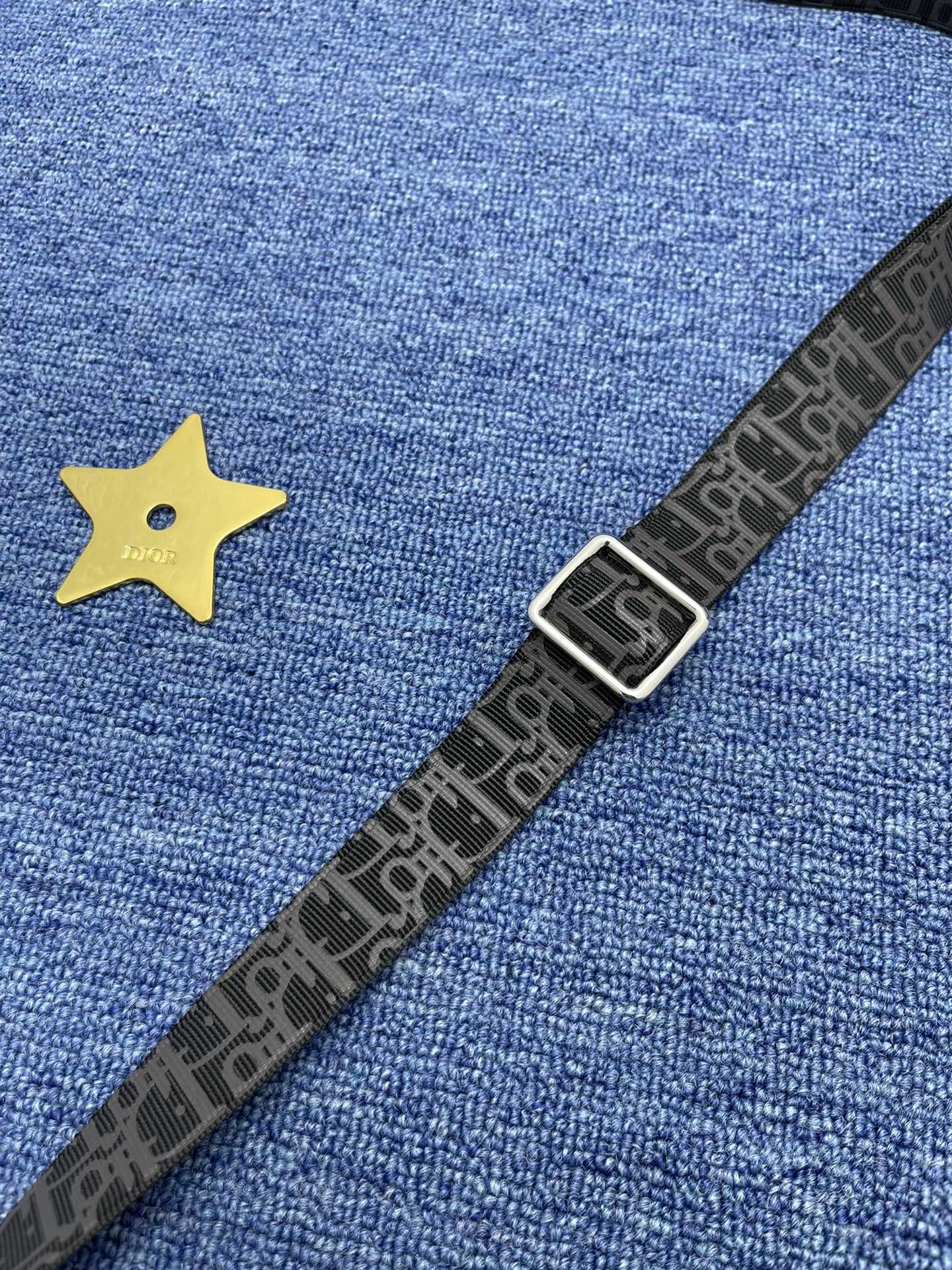 迪奥2.5cm这款30MontaigneAvenue腰带从同名手袋汲取灵感是二零二三年秋季新品采用黑色光