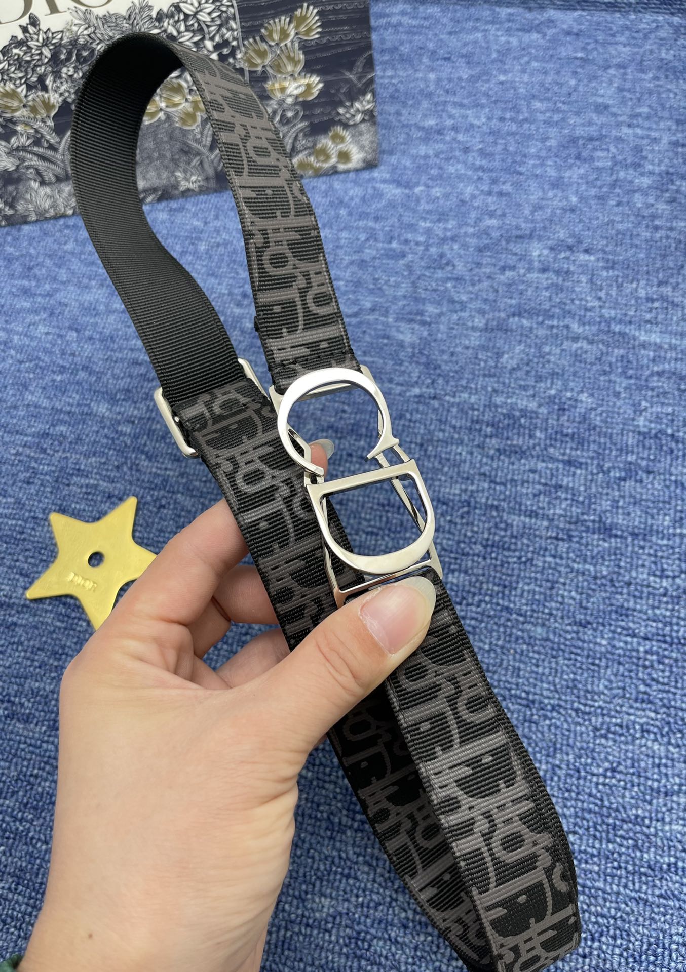 迪奥2.5cm这款30MontaigneAvenue腰带从同名手袋汲取灵感是二零二三年秋季新品采用黑色光