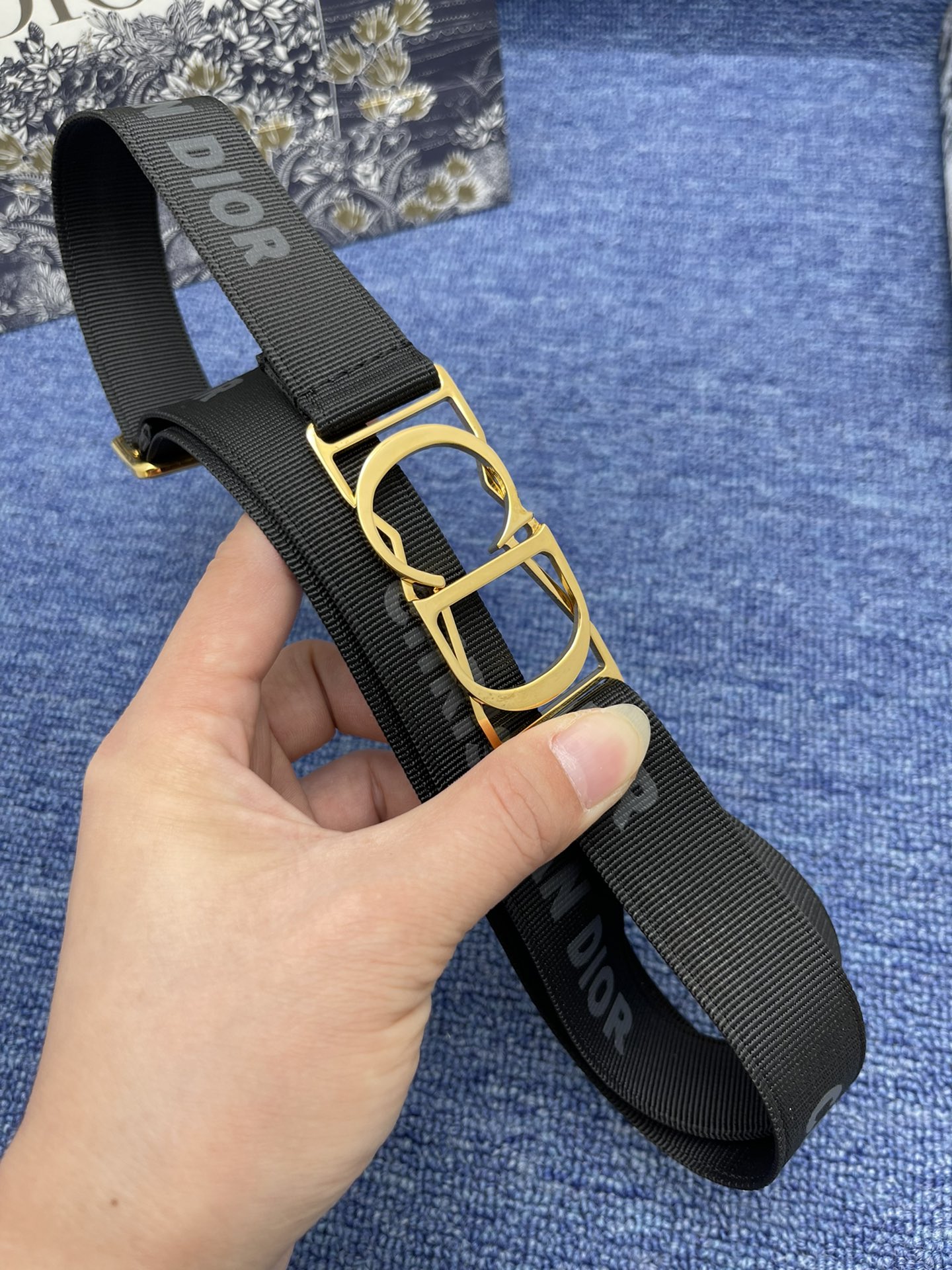 迪奥2.5cm这款30MontaigneAvenue腰带从同名手袋汲取灵感是二零二三年秋季新品采用黑色光
