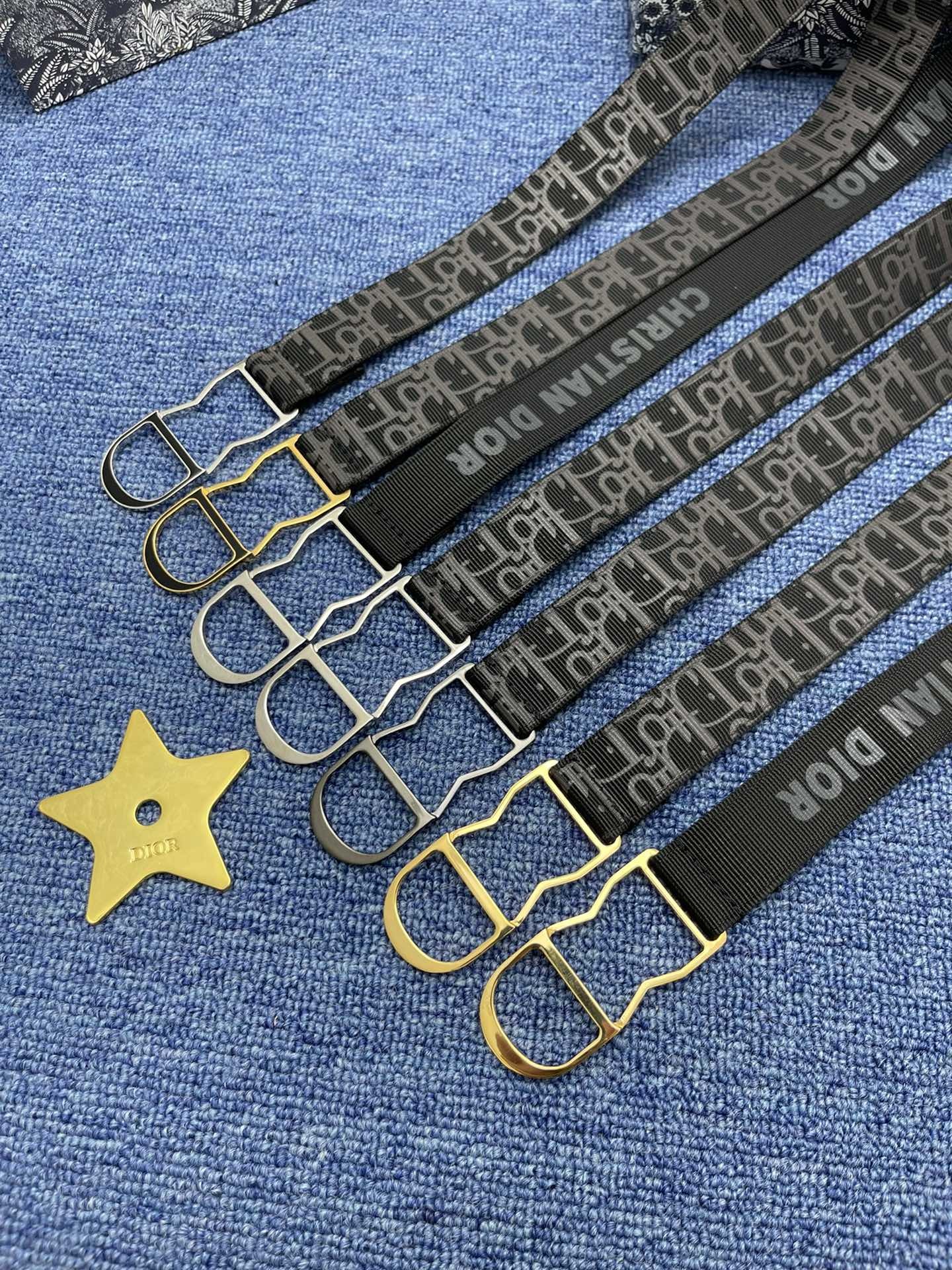 迪奥2.5cm这款30MontaigneAvenue腰带从同名手袋汲取灵感是二零二三年秋季新品采用黑色光