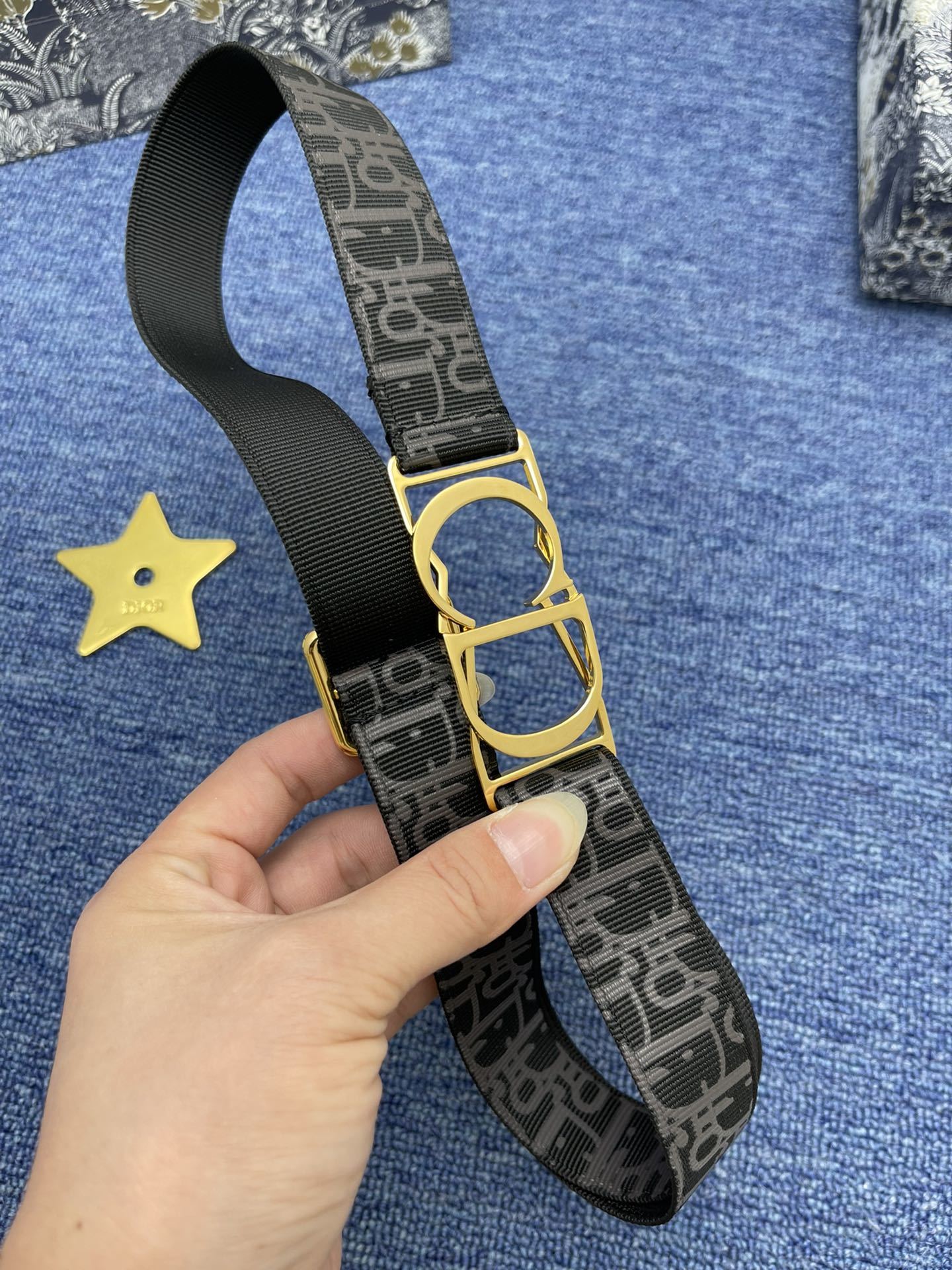 迪奥2.5cm这款30MontaigneAvenue腰带从同名手袋汲取灵感是二零二三年秋季新品采用黑色光