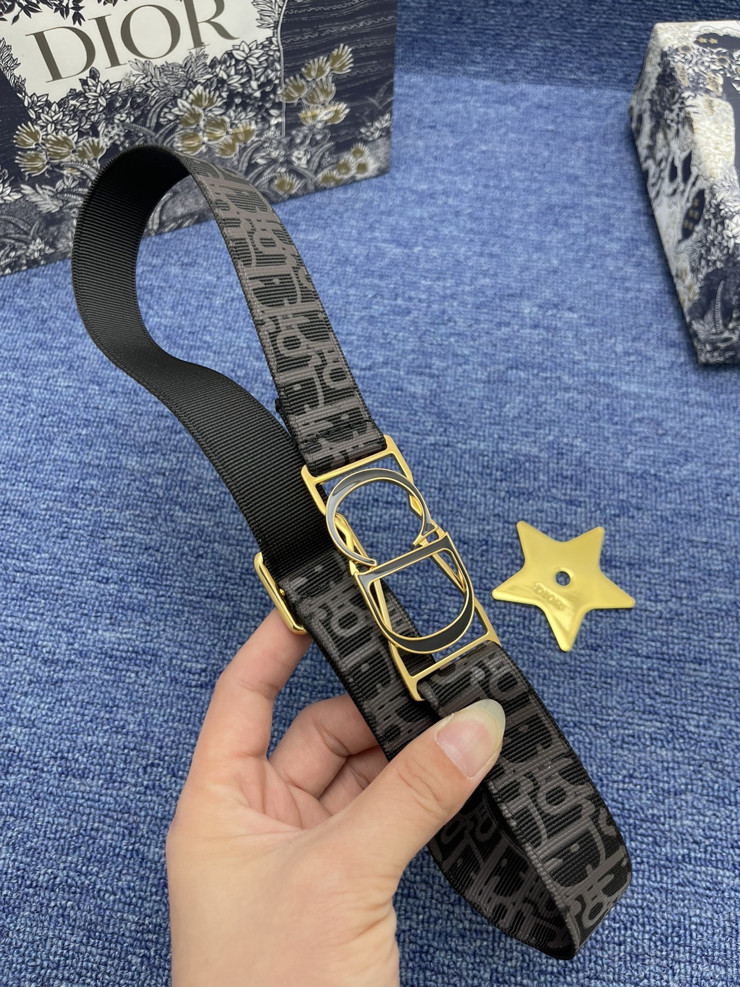 迪奥2.5cm这款30MontaigneAvenue腰带从同名手袋汲取灵感是二零二三年秋季新品采用黑色光