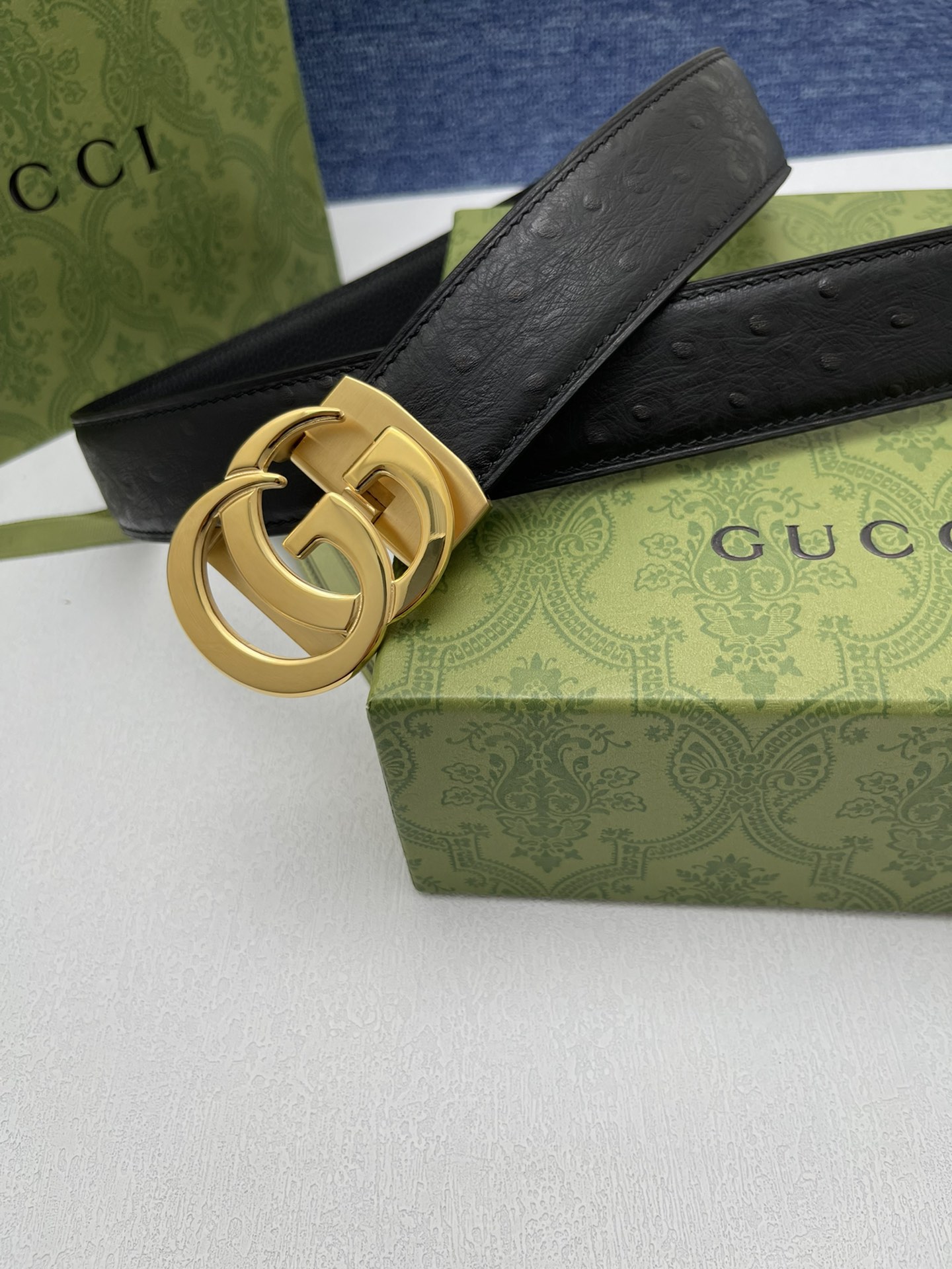 品牌古驰Gucci自动描述采用高级GucciSignature真皮精制而成触感厚实饰以双G商标带扣腰带为