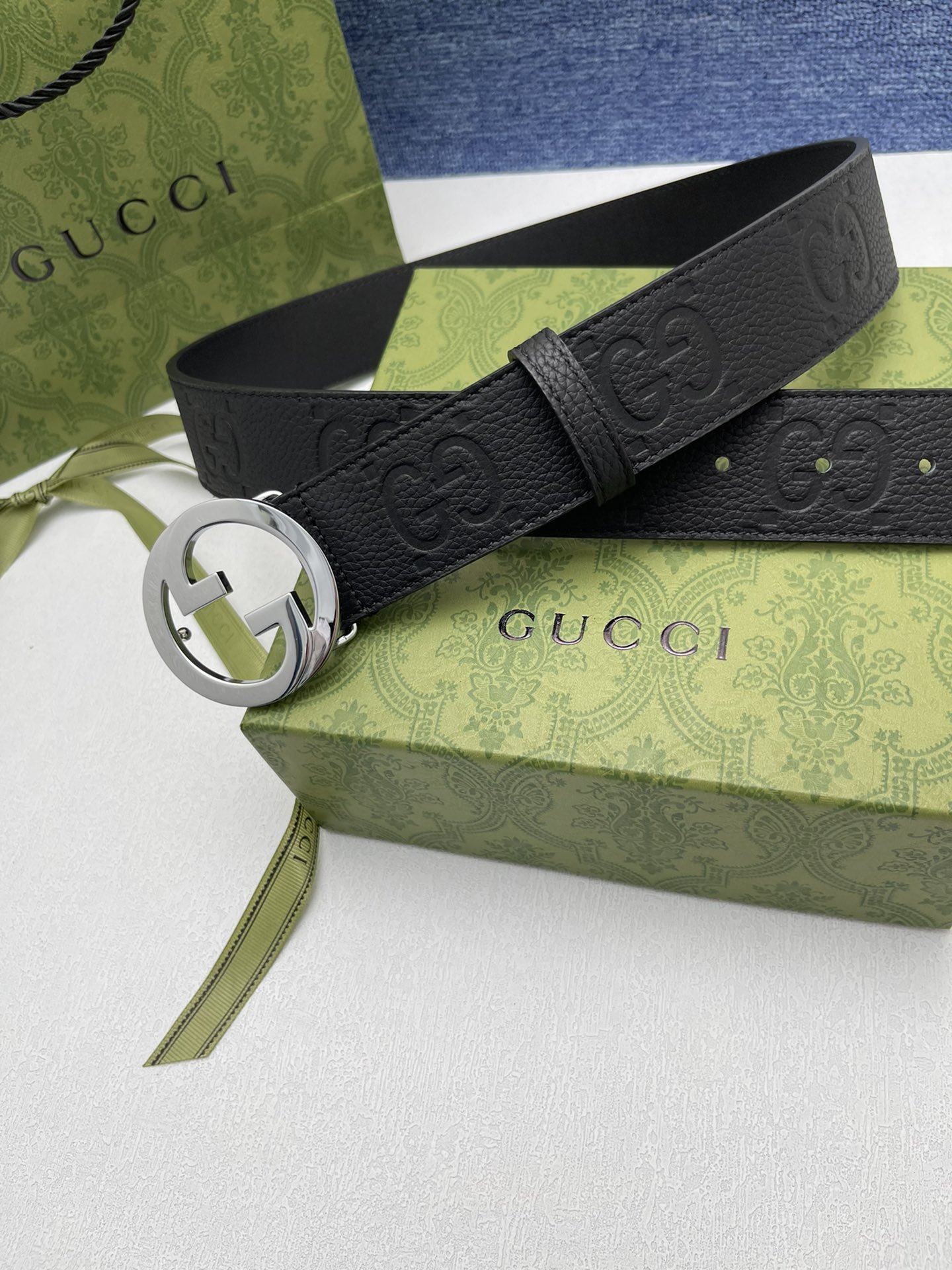 品牌古驰Gucci描述采用高级GucciSignature真皮精制而成触感厚实饰以双G商标带扣腰带为意大